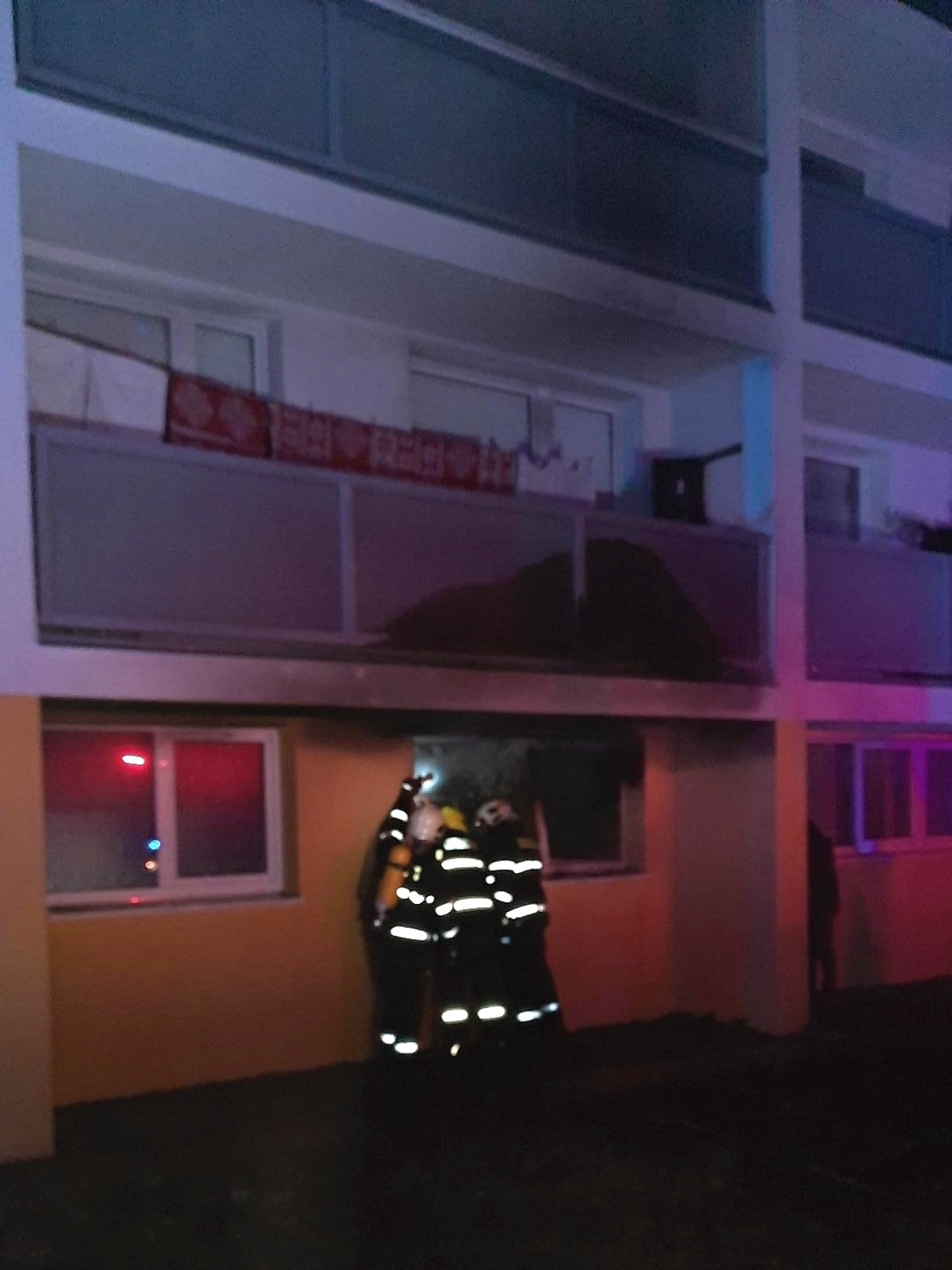 002-Požár panelového domu v Kralupech nad Vltavou.jpg