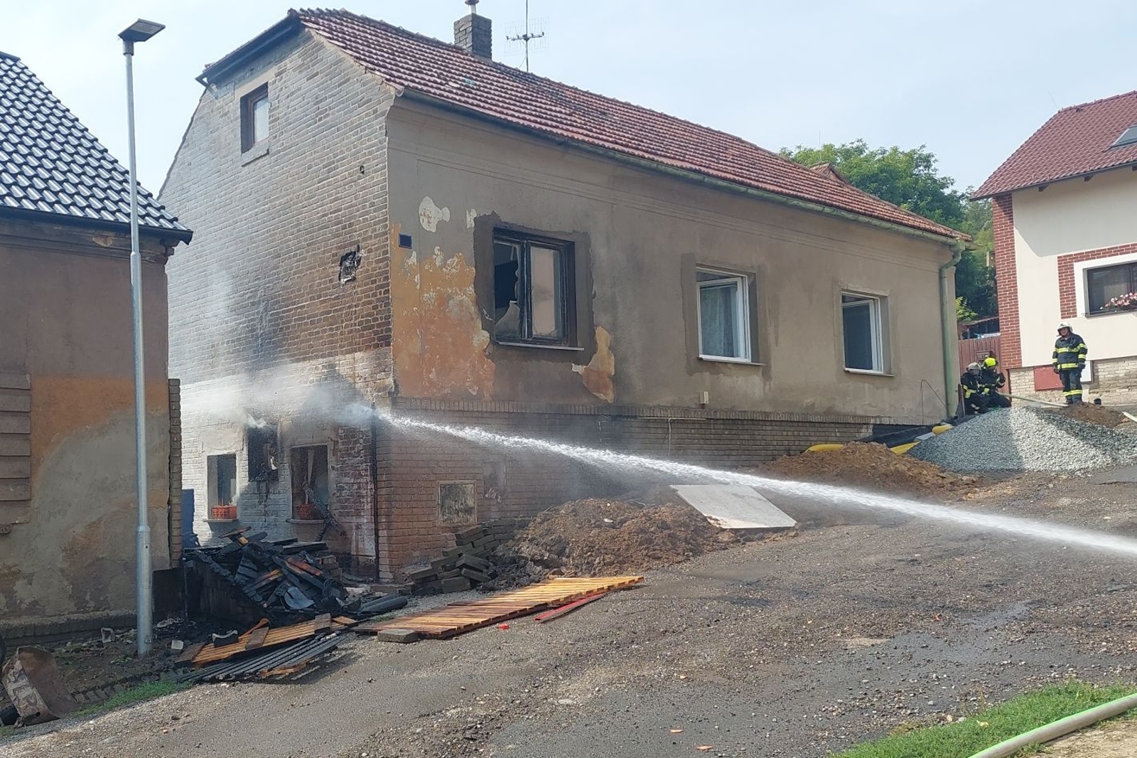 002-Požár plynu po narušení přípojky v obci Brandýsek na Kladensku.jpg