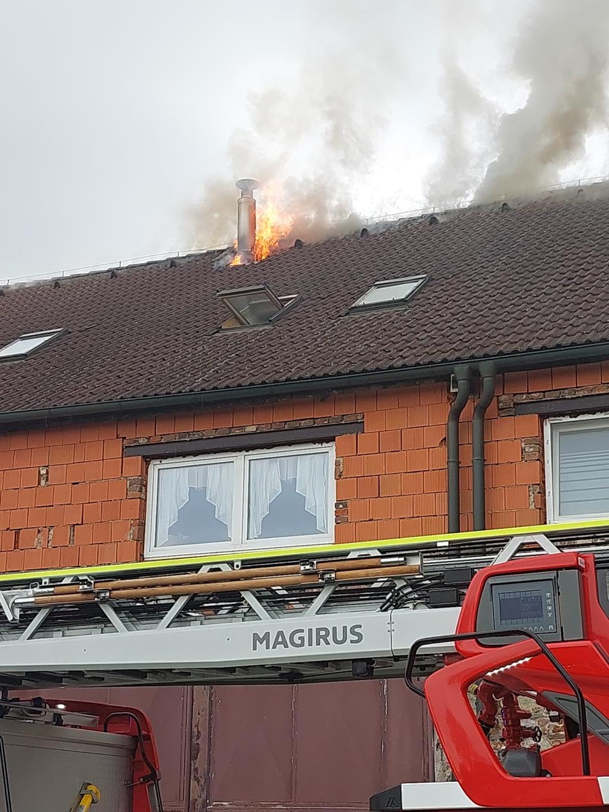 002-Požár půdního prostoru na bývalém statku v Trhových Dušníkách.jpg