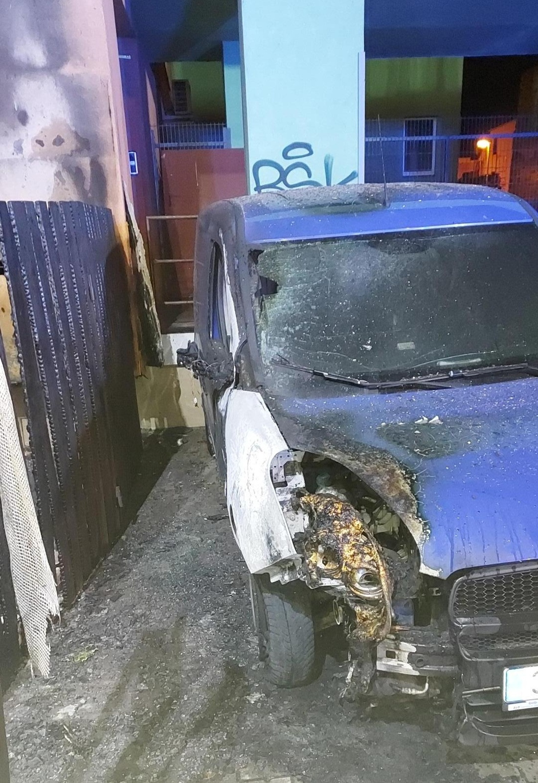 002-Požárem zasažený osobní automobil.jpg