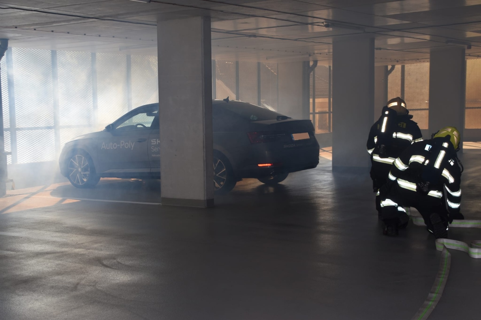 002-Prověřovací cvičení zaměřené na požár elektromobilu v příbramském parkovacím domě.jpeg