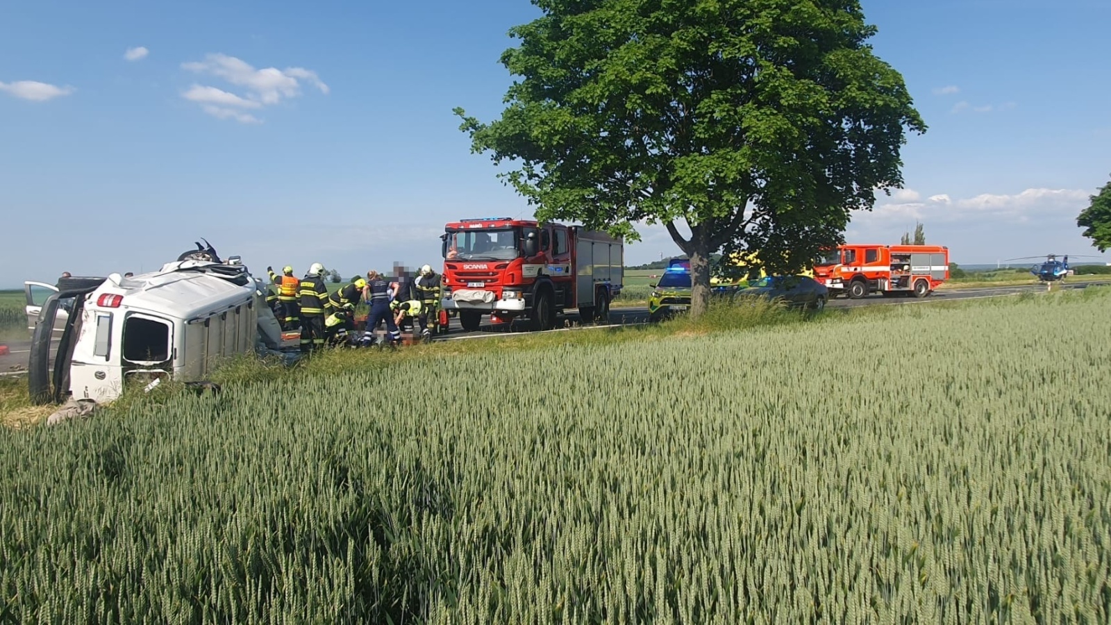002-Vážná nehoda na kolínské silnici u obce Křečhoř.jpg