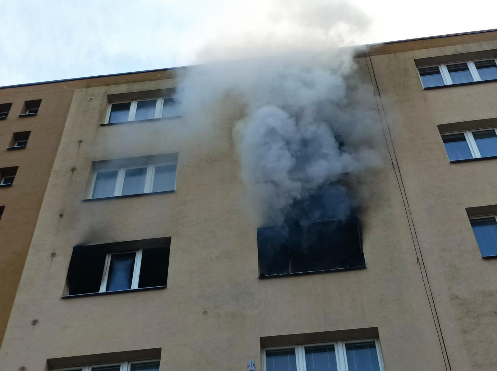 002 - požár bytu v panelovém domě v Berouně.jpg