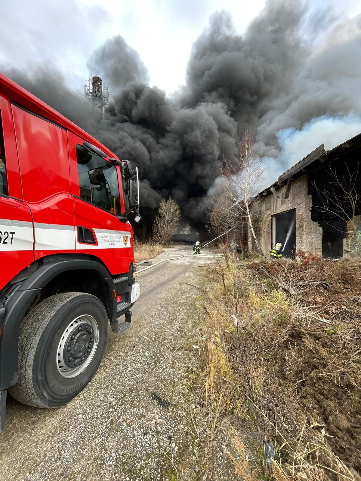 002 - požár pneumatik v bývalém areálu Poldi.jpg