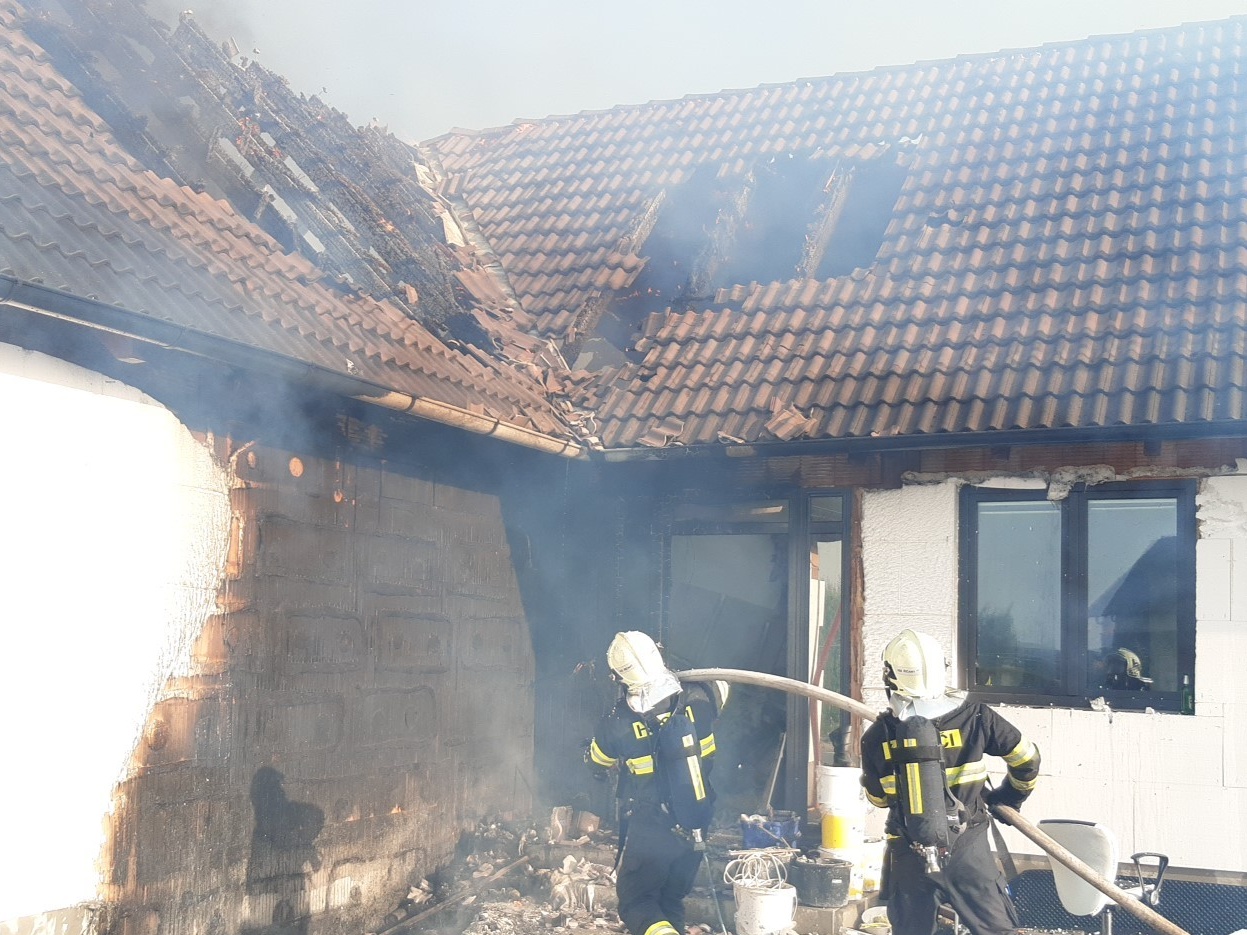 002 - požár rodinného domu Sibřina.jpg