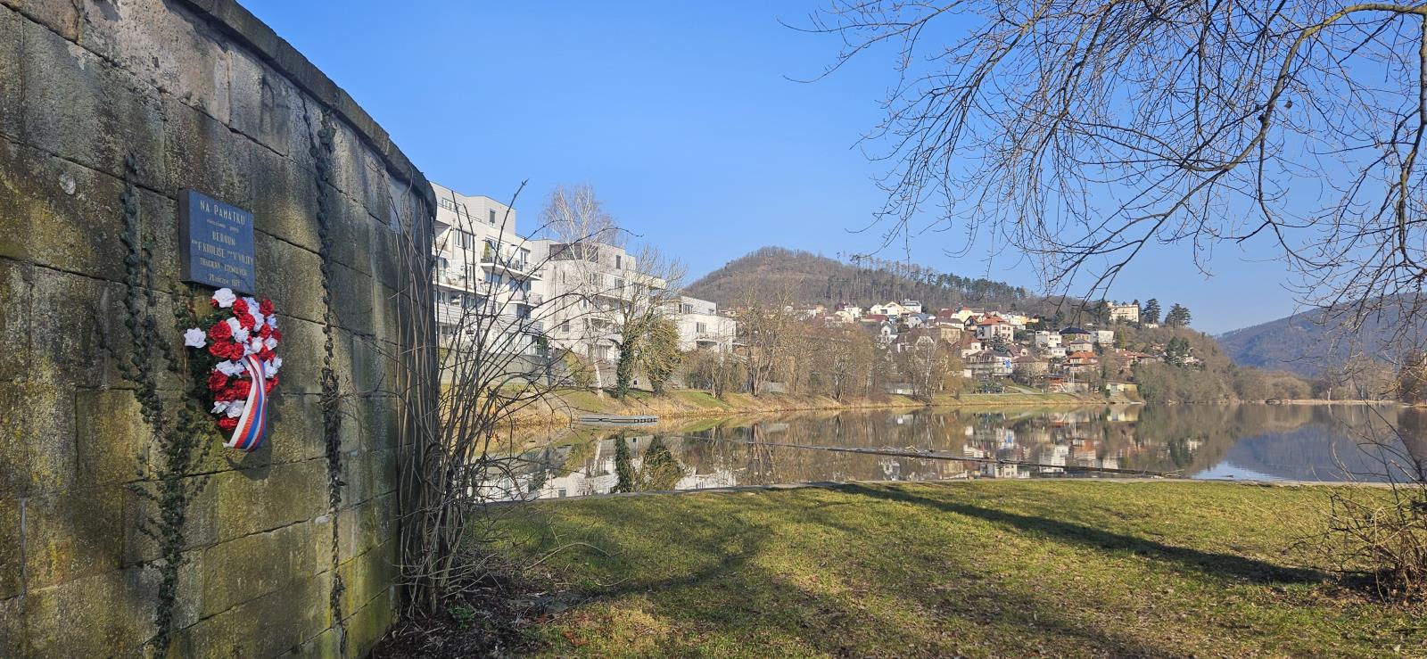 003-Berounští hasiči uctili památku kolegů utonulých před 54 lety.jpg