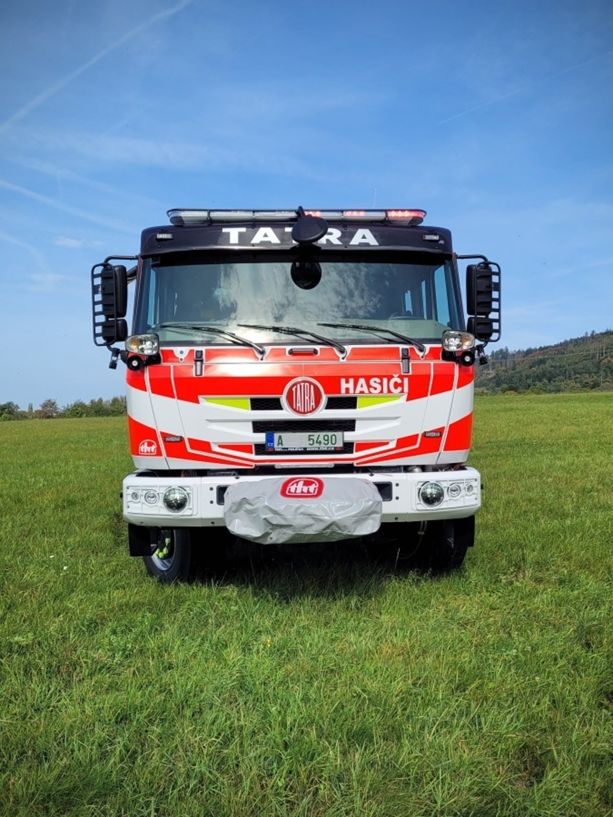 003-Nová cisternová automobilová stříkačka dislokovaná na hasičské stanici Neratovice.jpg