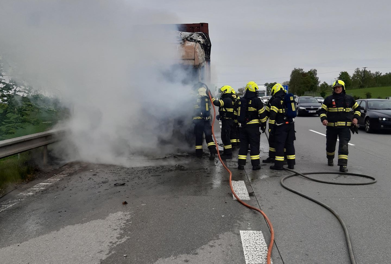 003-Požár kamionu na brněnské dálnici D1 u křižovatky Šternov na Benešovsku.jpg