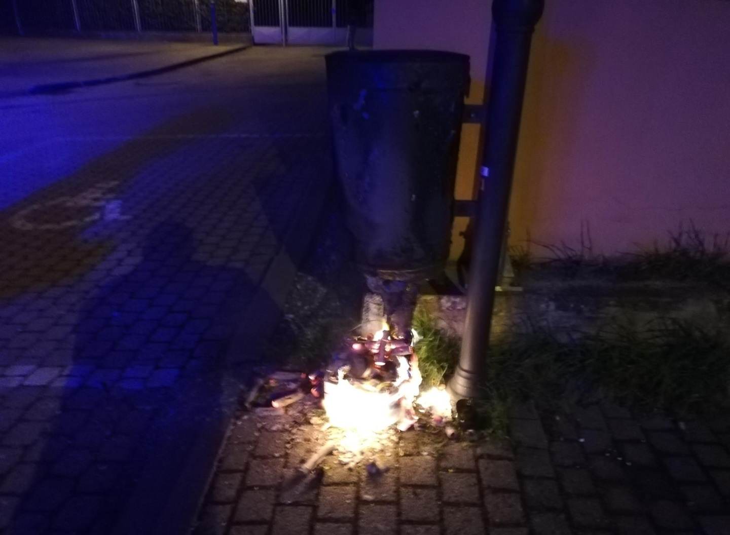 003-Požár od zábavní pyrotechniky - koš na odpadky v mělnické Tyršově ulici.jpg