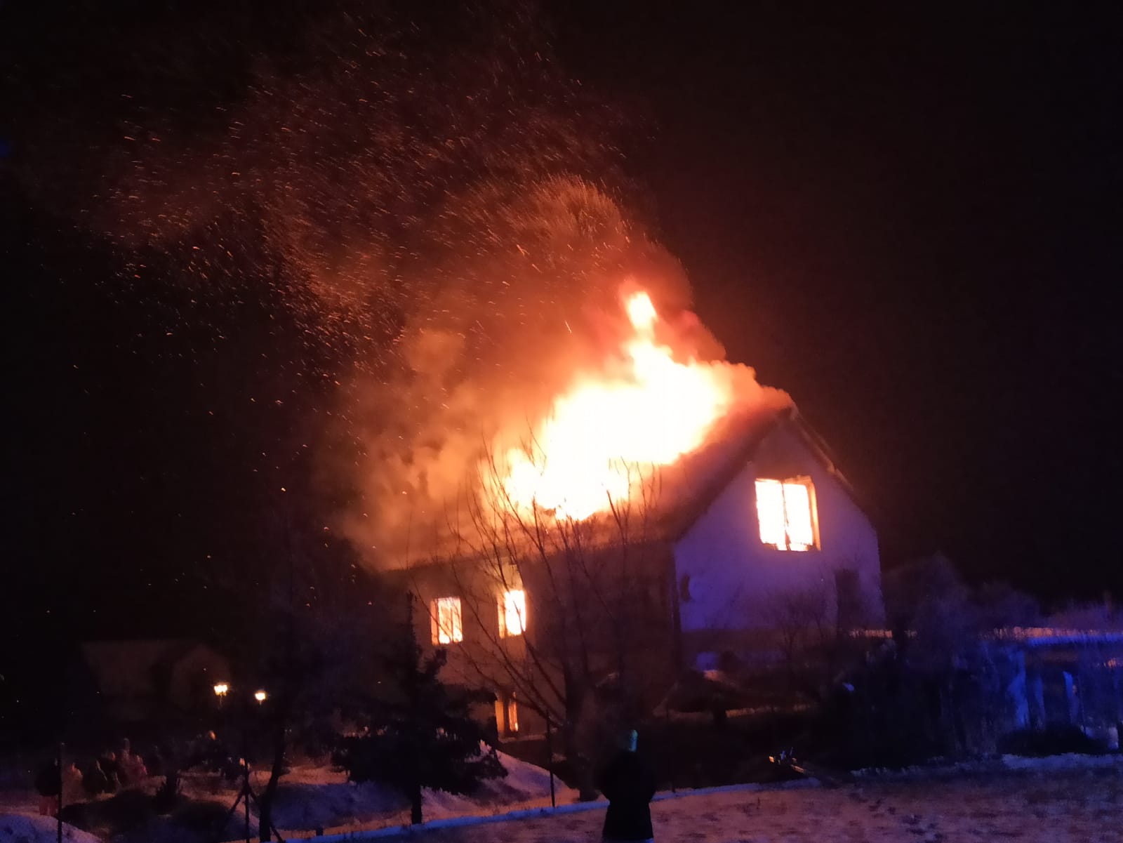 003-Požár rodinného domu v Chrástu.jpg