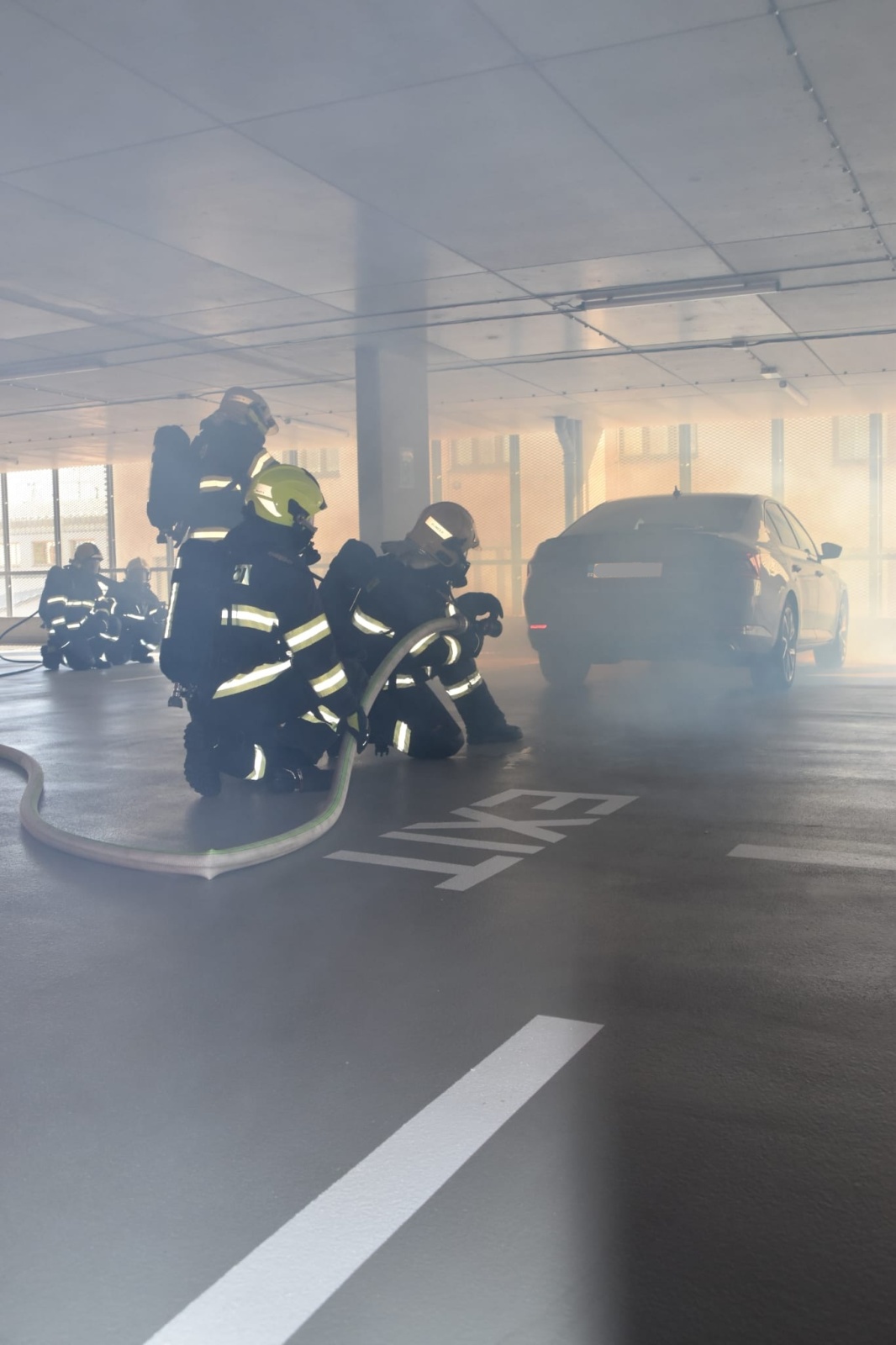 003-Prověřovací cvičení zaměřené na požár elektromobilu v příbramském parkovacím domě.jpeg