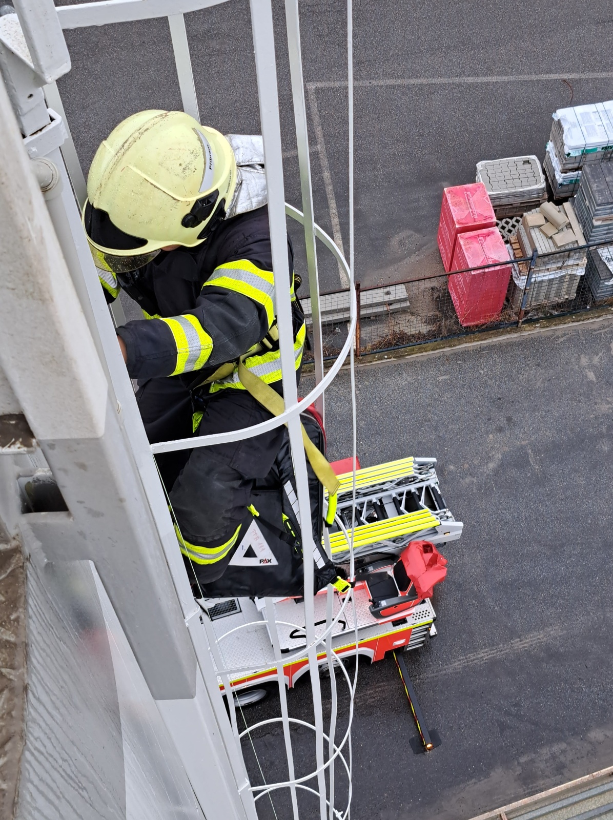 003-Prověřovací cvičení zaměřené na záchranu osoby z výšky v příbramské cementárně.jpg