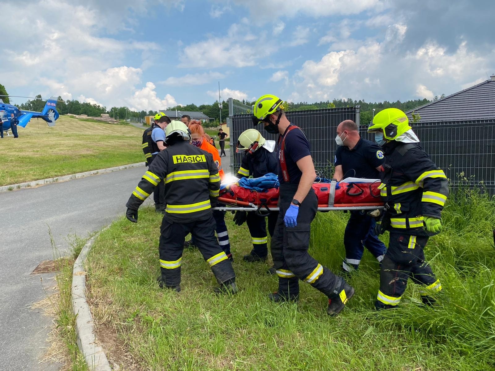 003-Transport zraněné osoby do vrtulníku.jpg