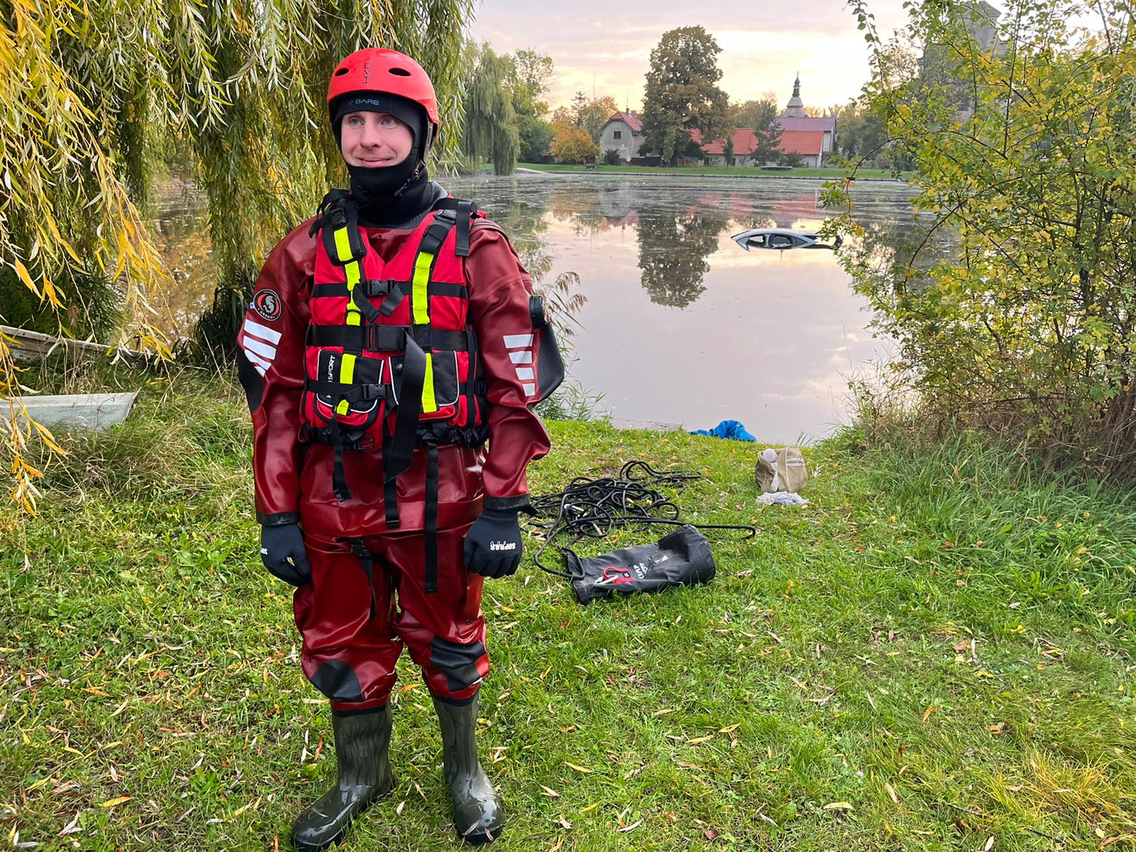 003-Výlov osobního automobilu z rybníka v obci Štolmíř.jpeg