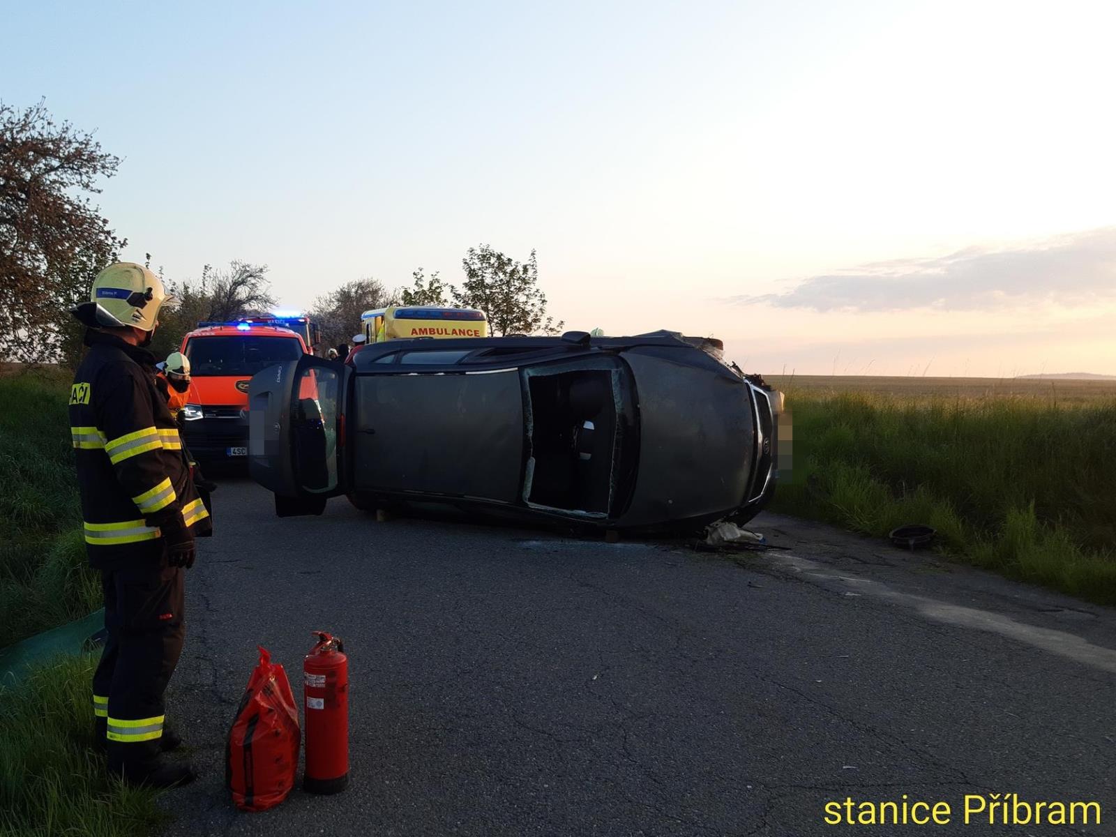 003 - osobní automobil na boku u Višňové.jpg