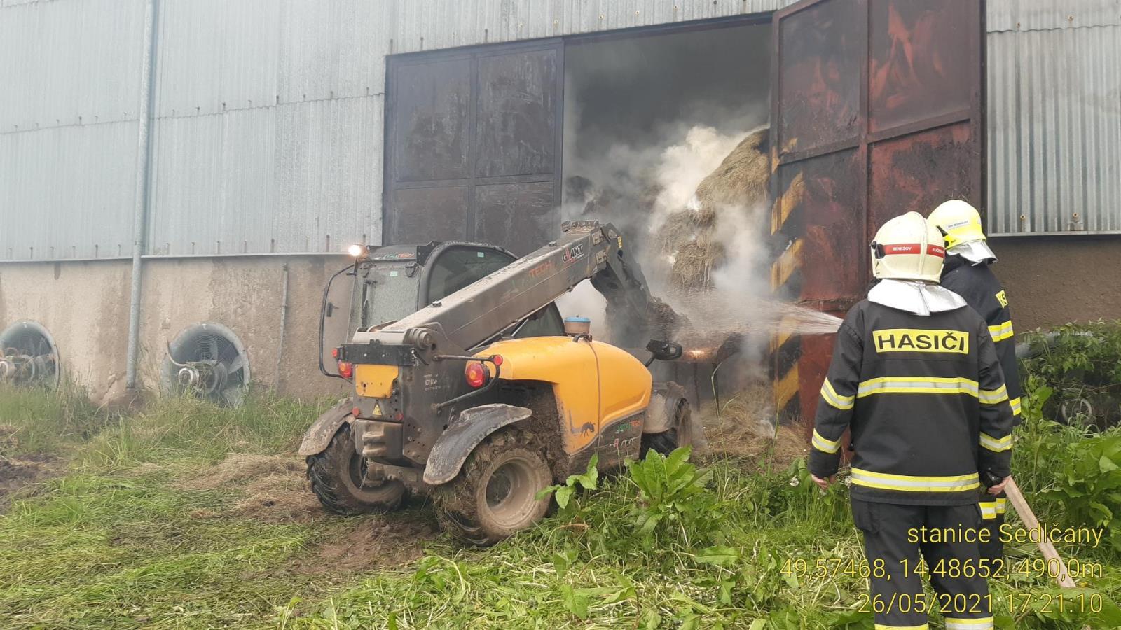 003 - požár plechového seníku.jpg