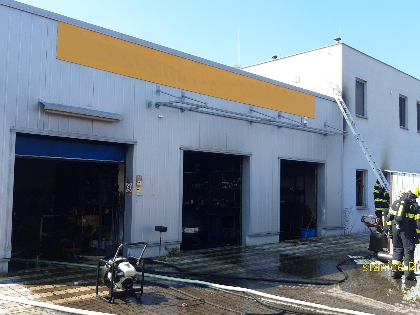 003 - požár výrobní haly v Čelákovicích.jpg