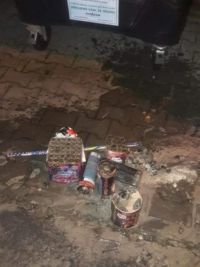 003 - požár zbytků zábavní pyrotechniky Nové Strašecí.jpg