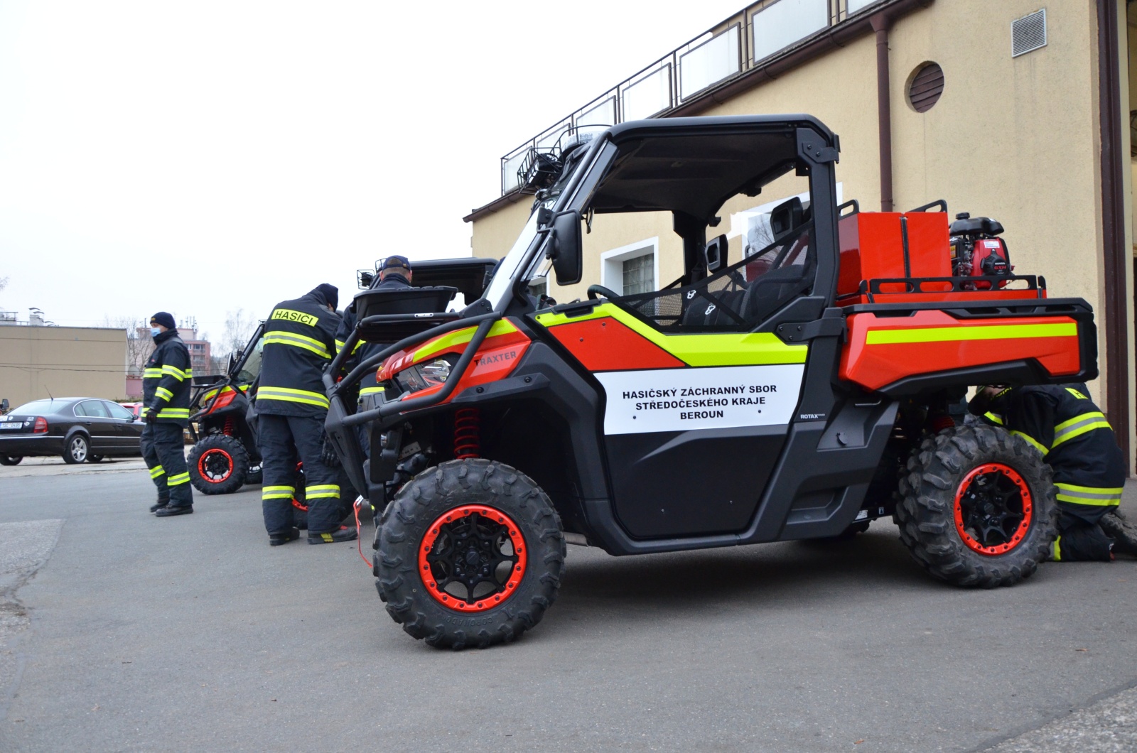 003 - předání čtyřkolek.JPG