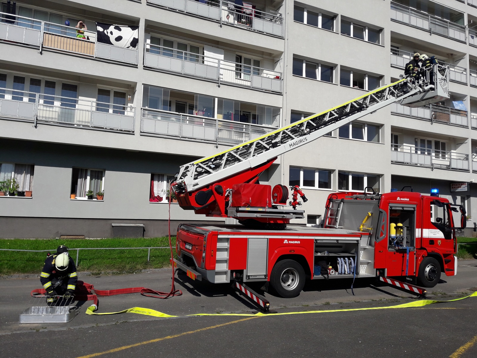 003 - při cvičení byla zapojena také výšková technika.jpg