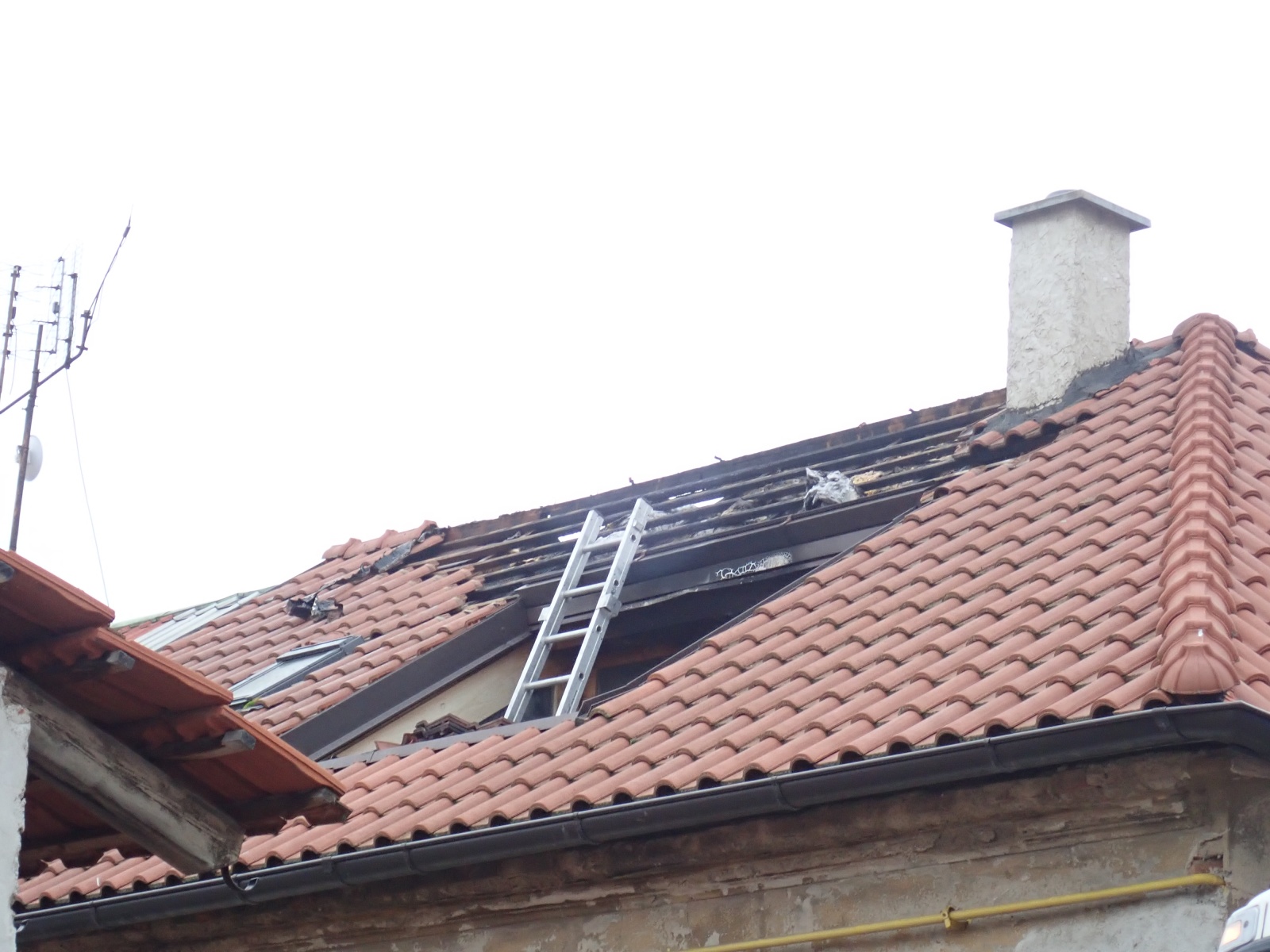 003 - střecha poničená požárem.JPG