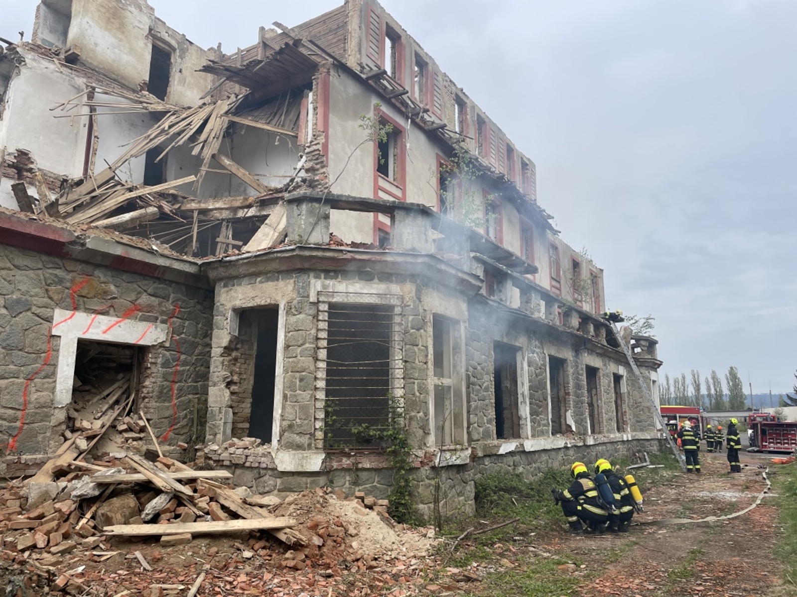 004-Cvičení složek IZS zaměřené na záchranu osob po destrukci objektu.JPG