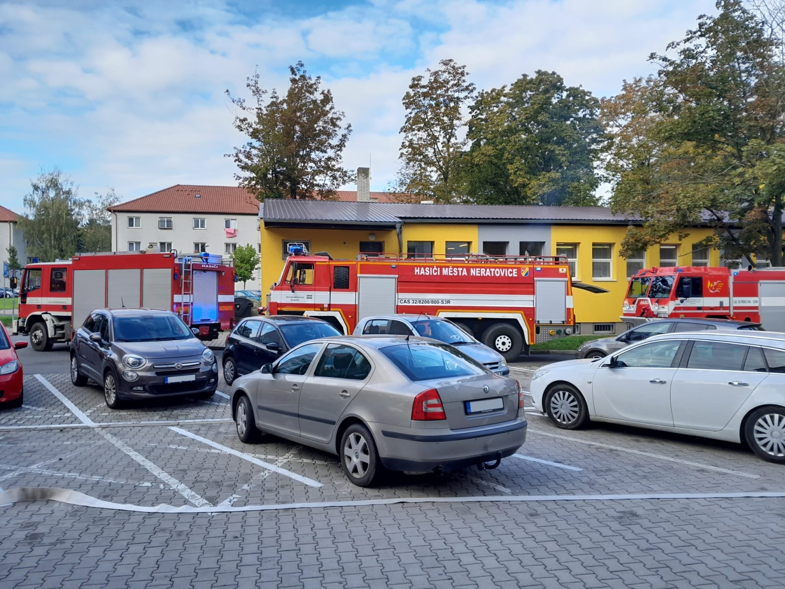 004-Cvičný požár na neratovickém městském uřadu v Kojetické ulici.jpeg
