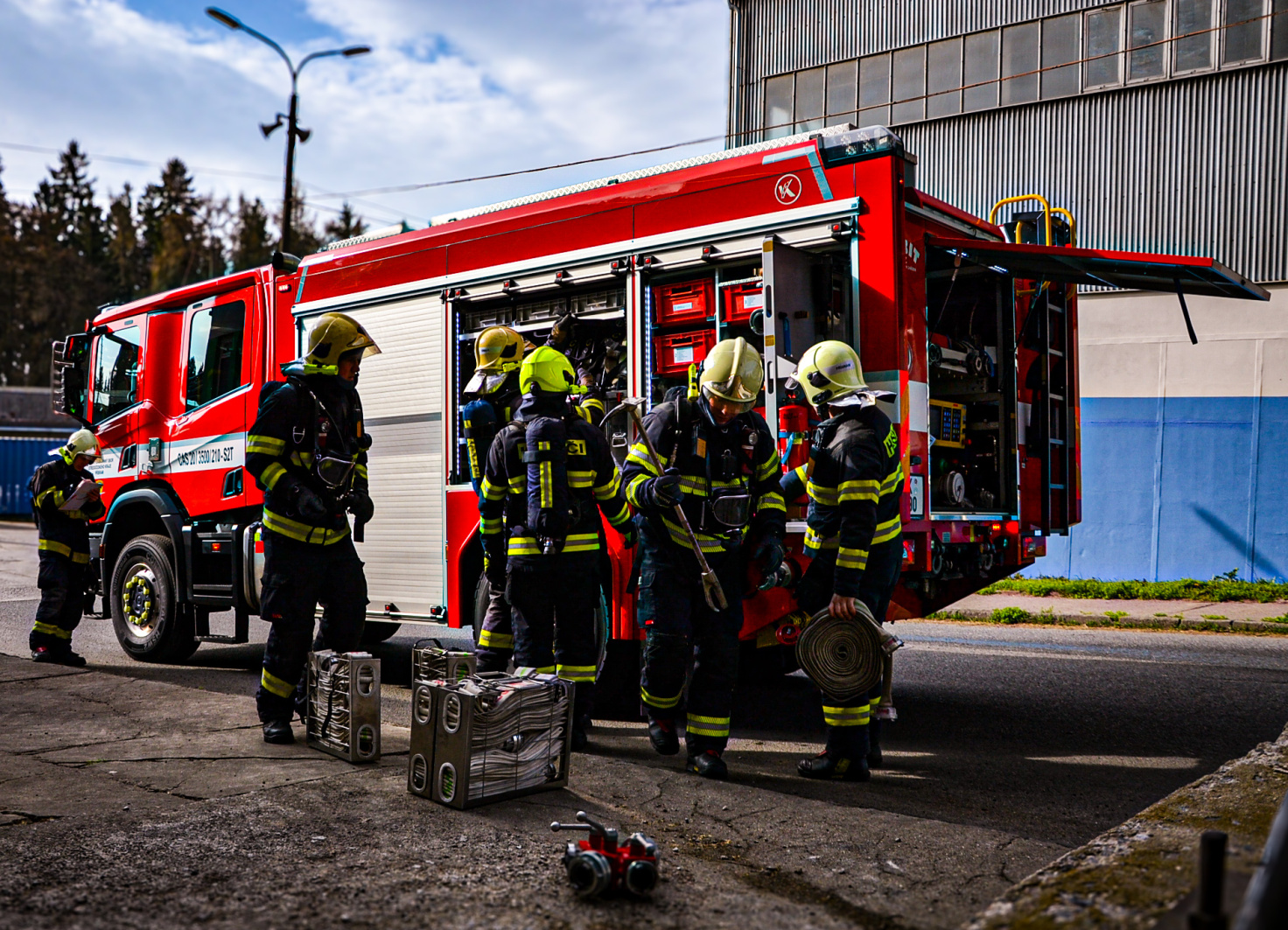 004-Nácvik likvidace požáru na vrcholu obilních sil v Milíně.jpg