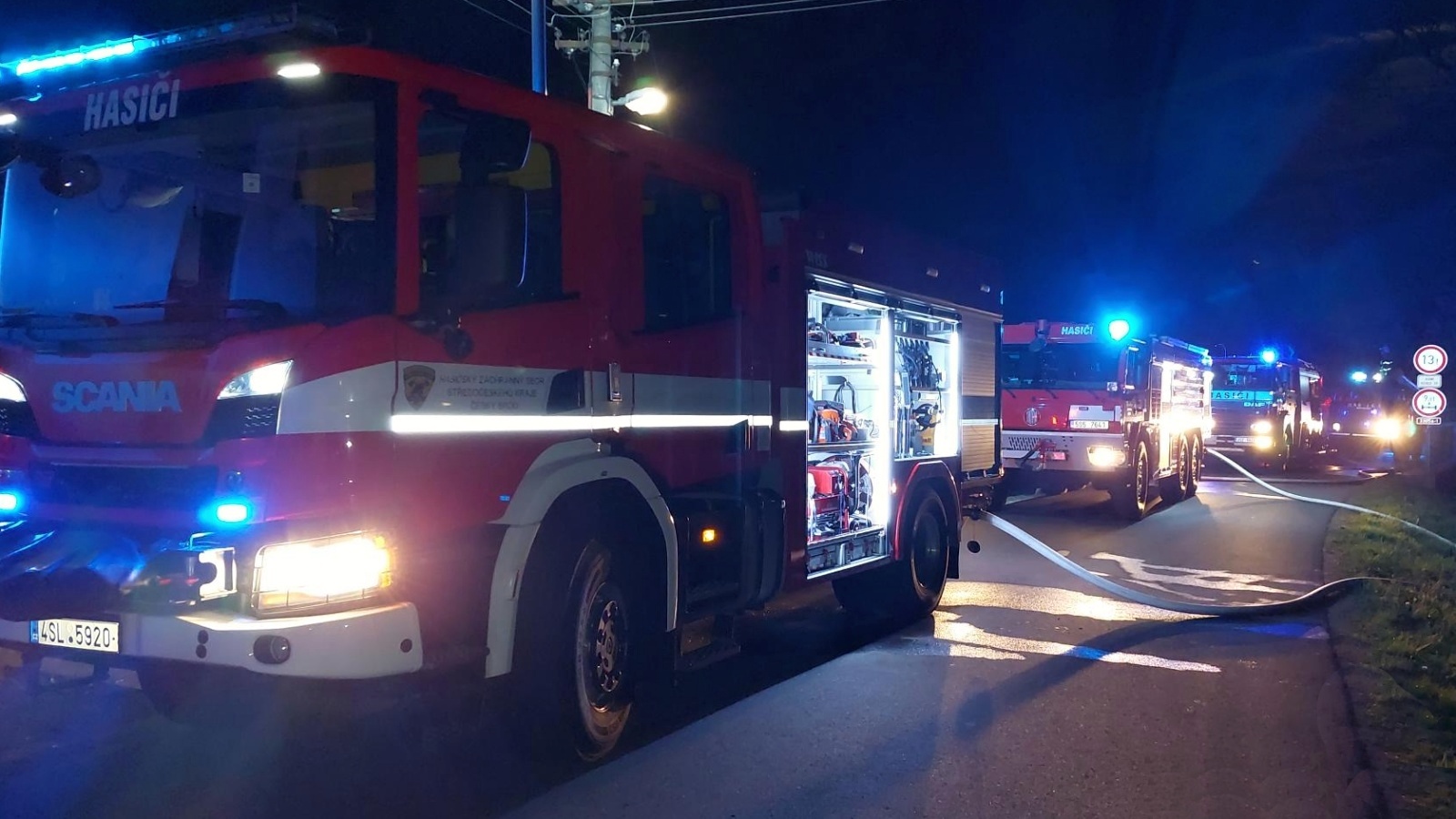 004-Noční požár stodoly v obci Klučov nedaleko Českého Brodu.jpg