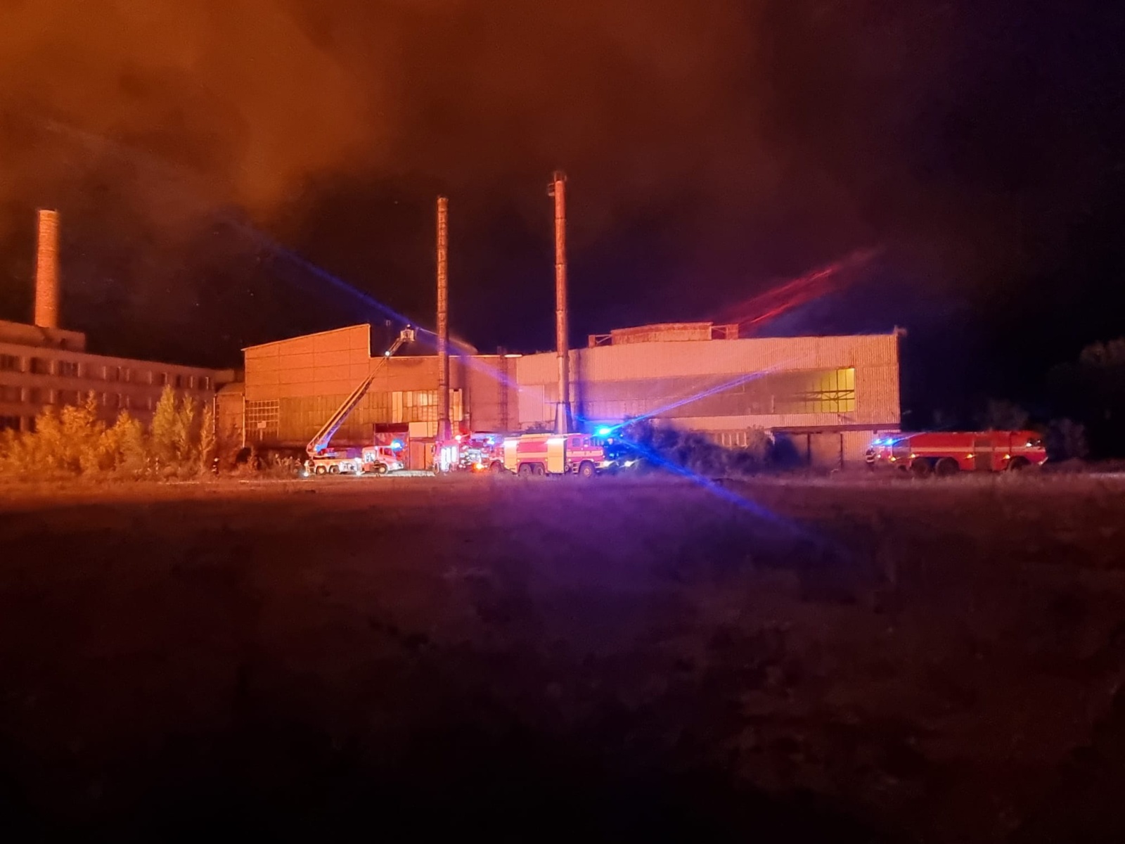 004-Požár hromady uskladněného dřeva v bývalém areálu Poldi Kladno.jpeg