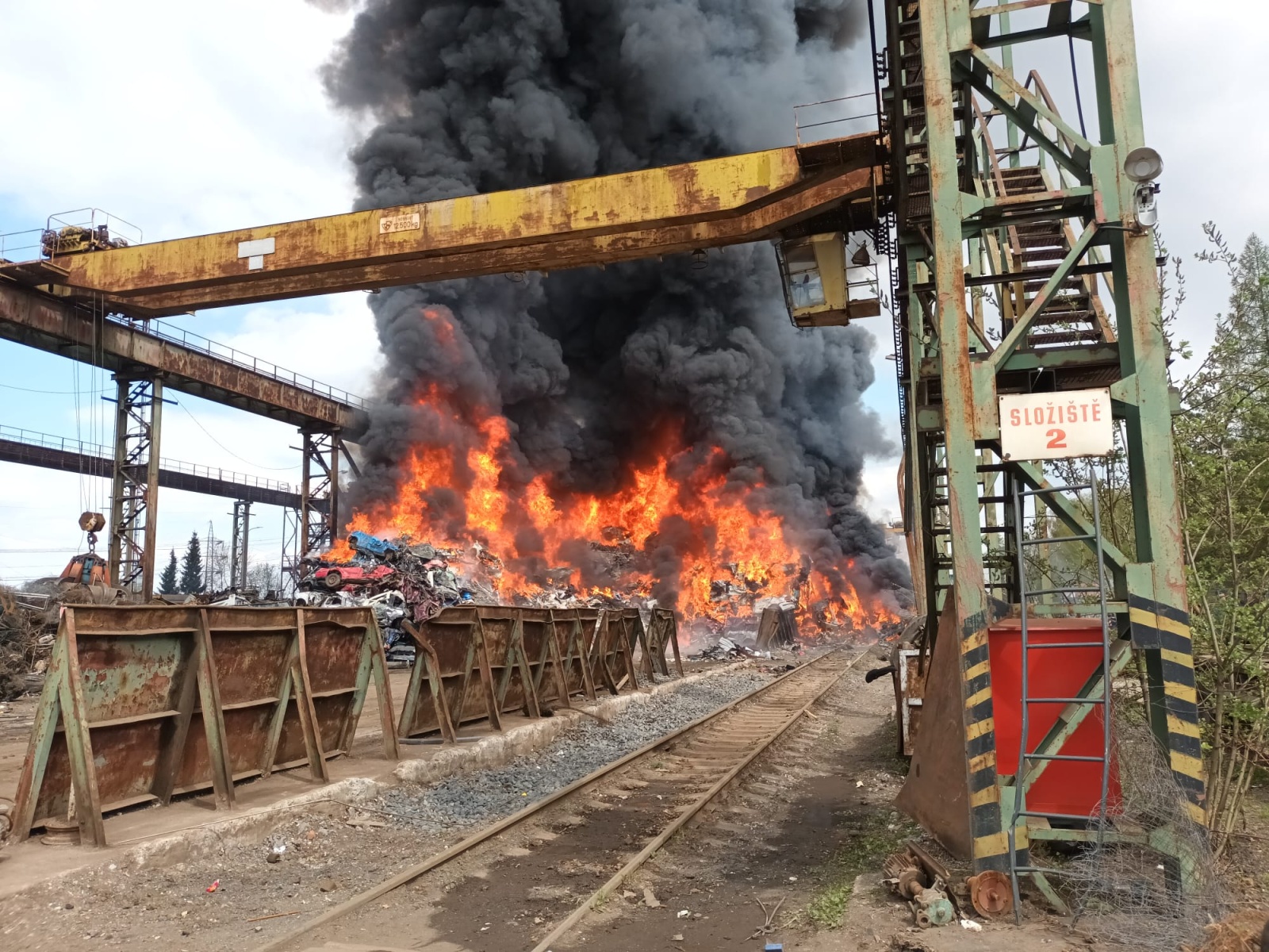 004-Požár v kladenském kovošrotu.jpeg