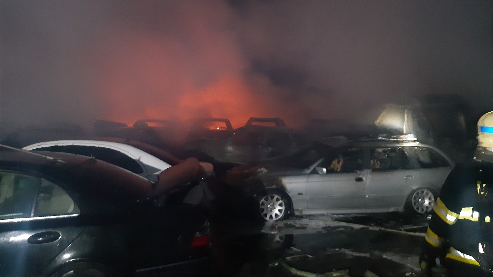 004-Rozvinutý požár v areálu autovrakoviště.jpg