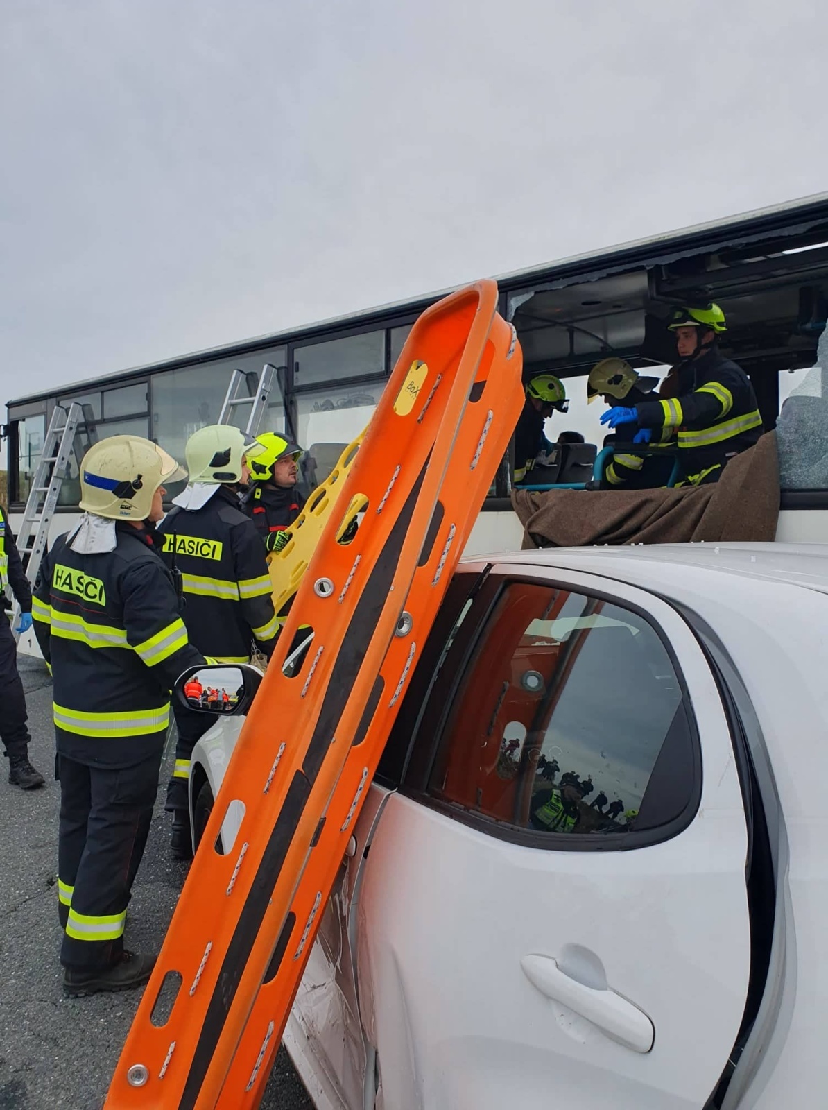 004-Taktické cvičení IZS na Kolínsku - hromadná dopravní nehoda.jpg