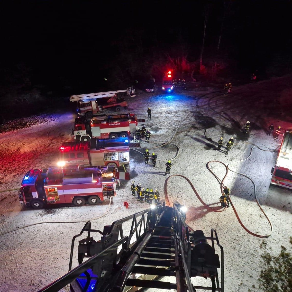 004-požár bývalého hotelu Rabyně.jpg