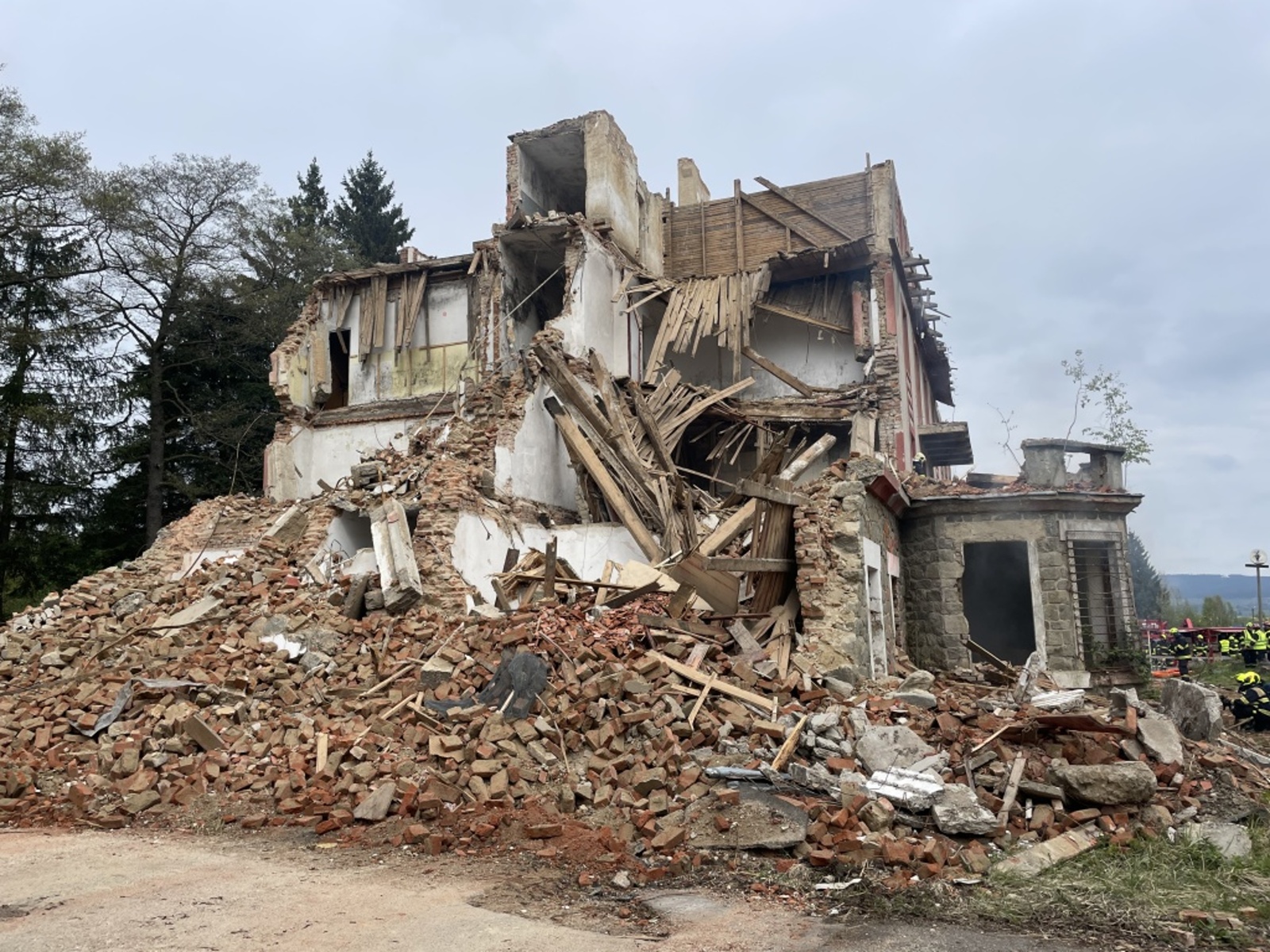 005-Cvičení složek IZS zaměřené na záchranu osob po destrukci objektu.JPG