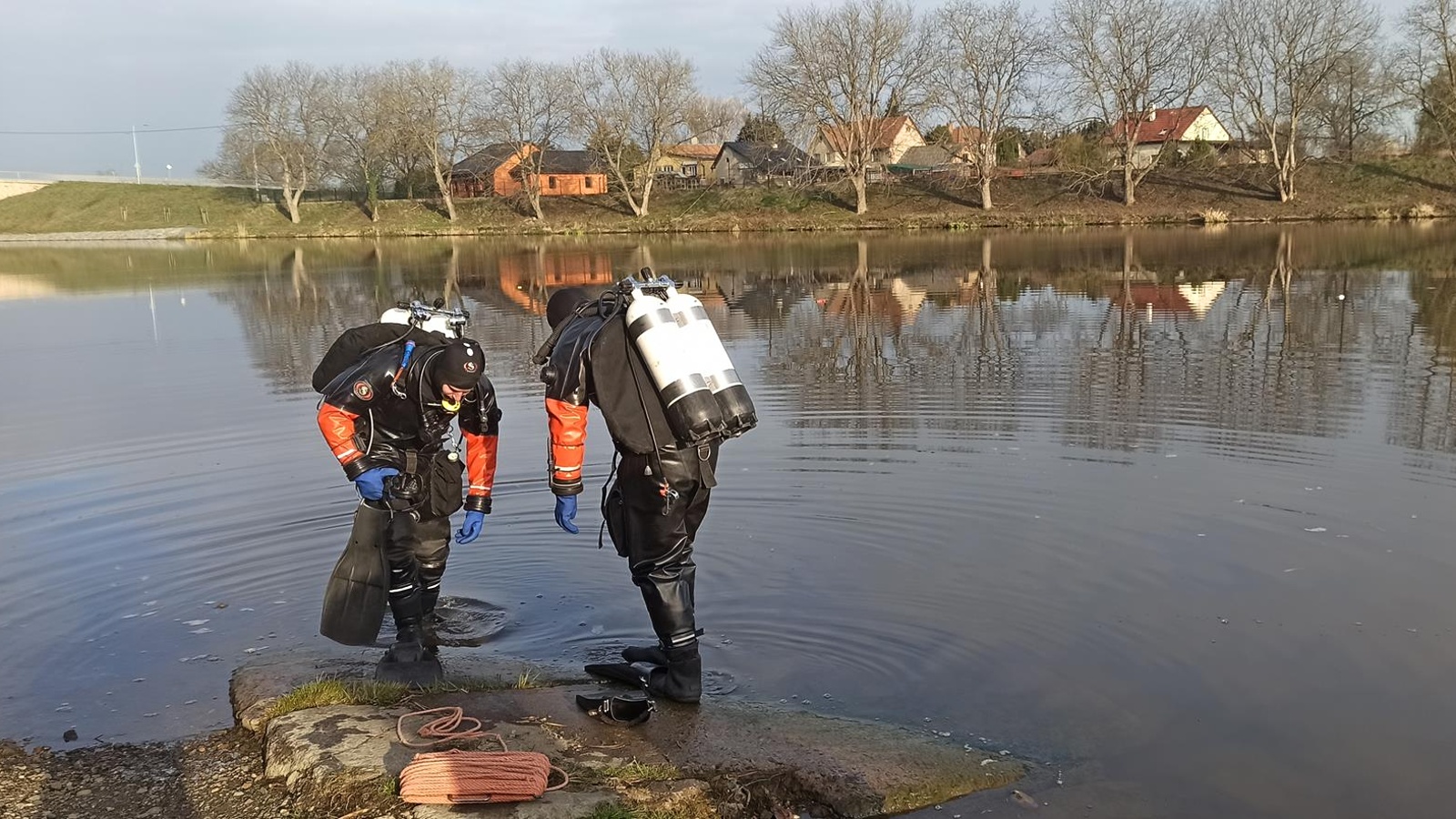 005-Osobní automobil v plavebním kanálu v Lužci nad Vltavou.jpg