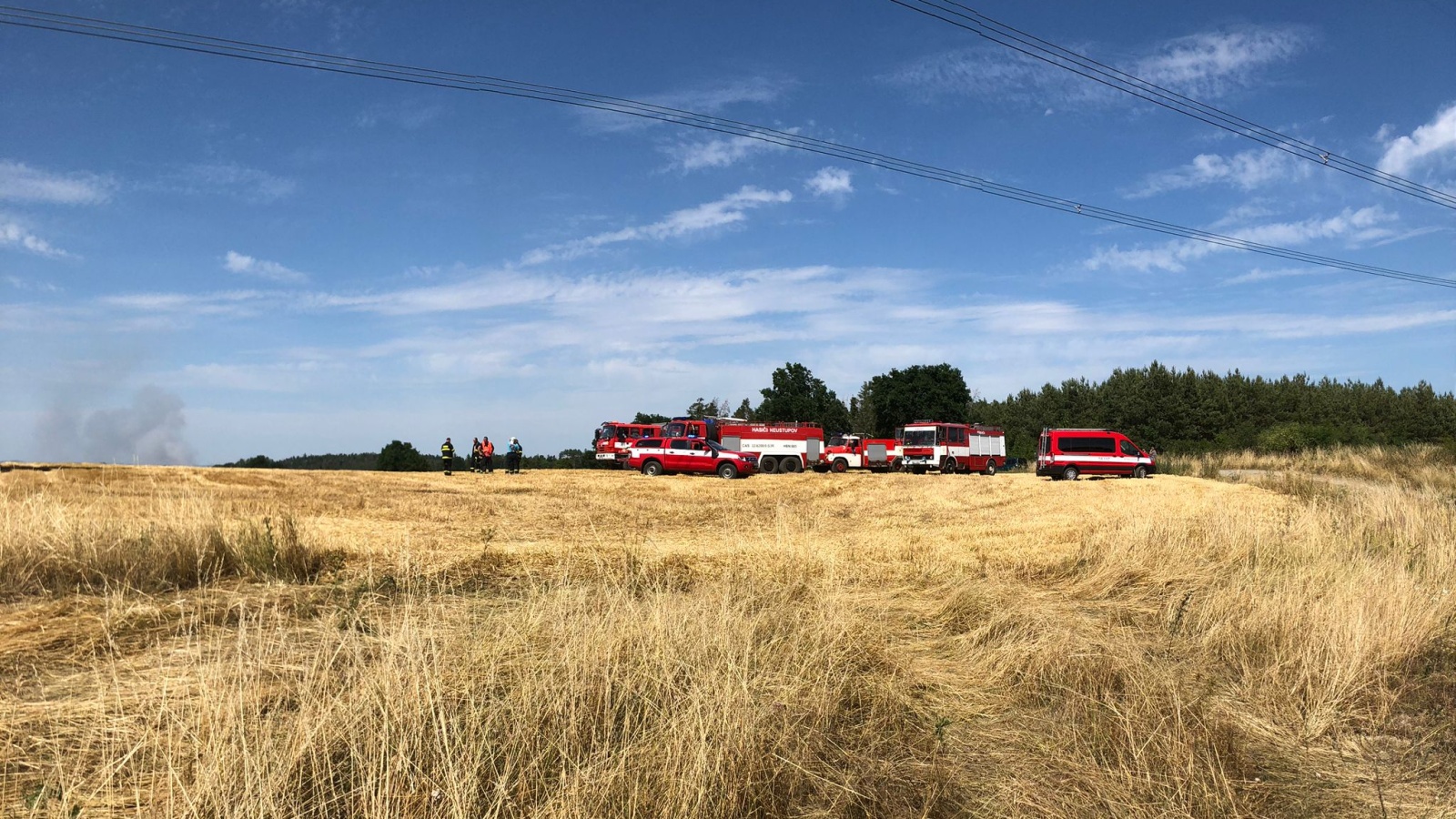 005-Požár odpadu a pole u obce Olbramovice na Benešovsku.jpeg