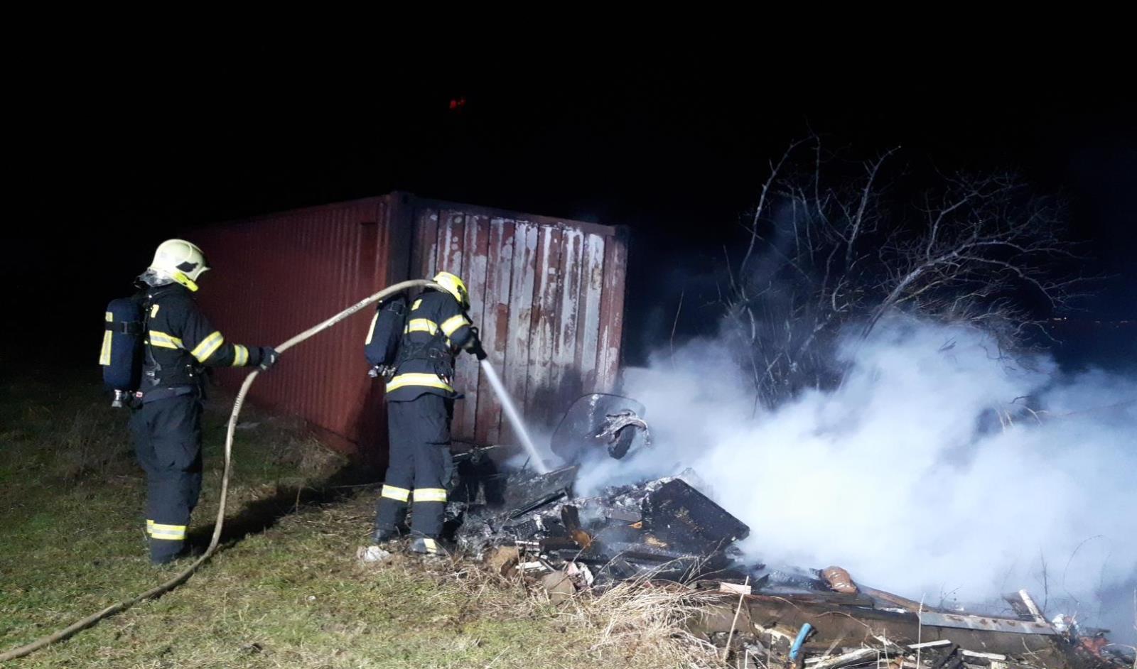 005-Požár odpadu nedaleko rozhledny na Pepři v katastru Jílového u Prahy.jpg