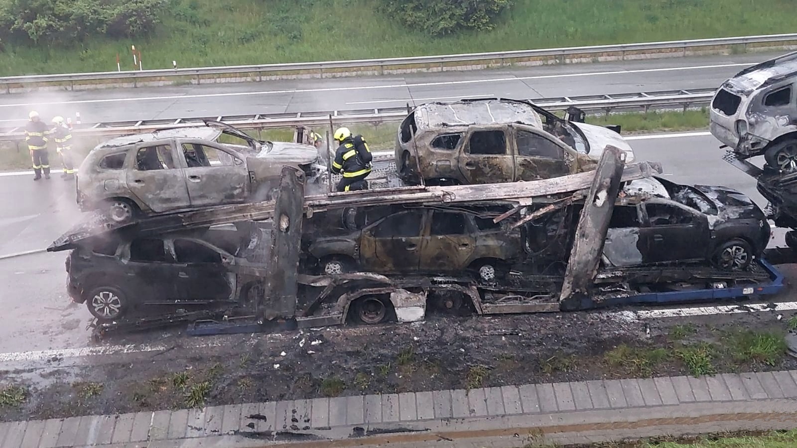 005-Požár soupravy s přepravovanými osobními vozidly na dálnici D1 u Ostředku.jpeg