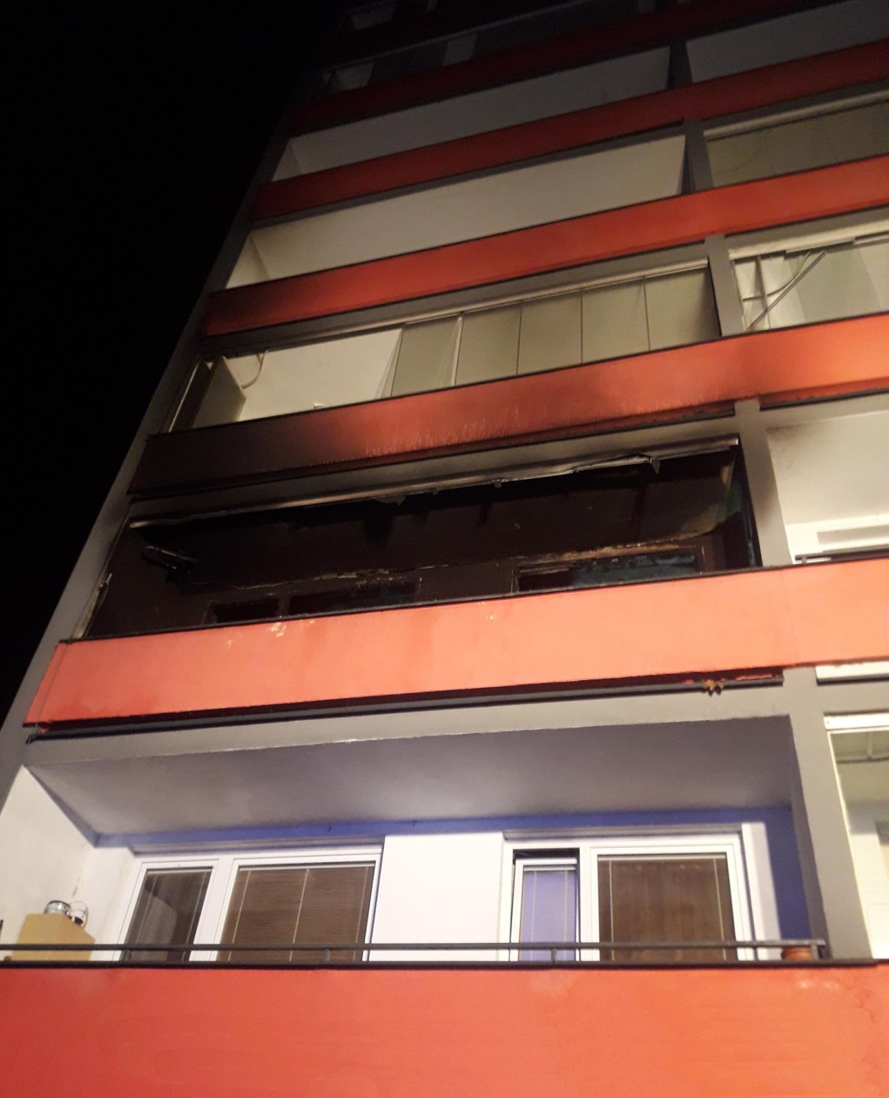 005-Požár v panelovém domě ve Slaném.jpg