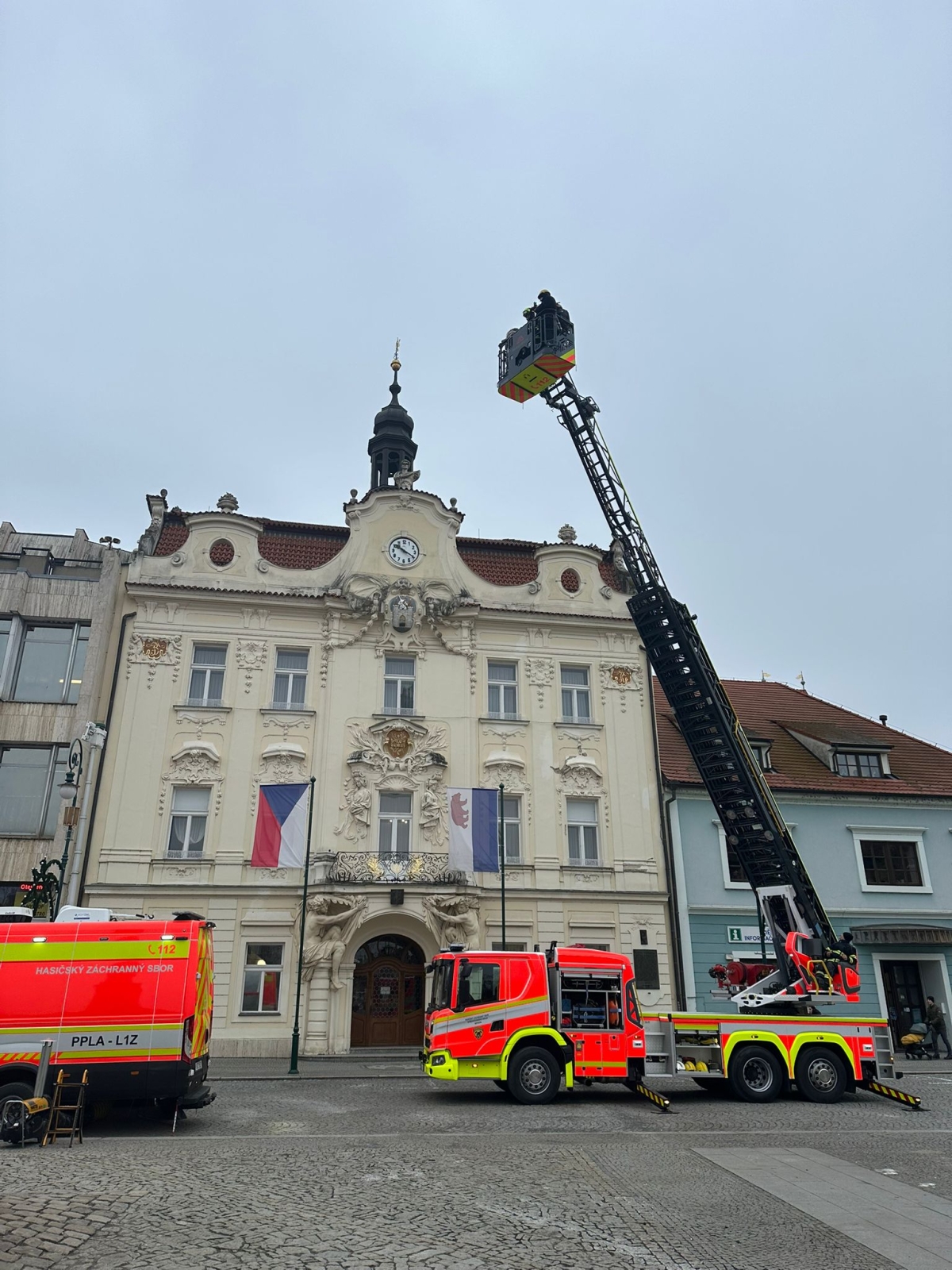 005-Ukázka nové hasičské techniky před berounskou radnicí.jpeg