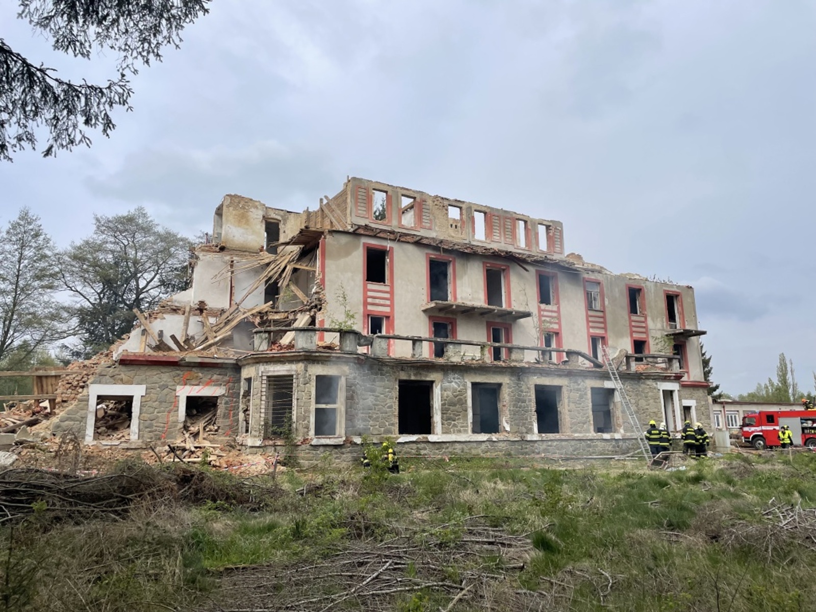 006-Cvičení složek IZS zaměřené na záchranu osob po destrukci objektu.JPG