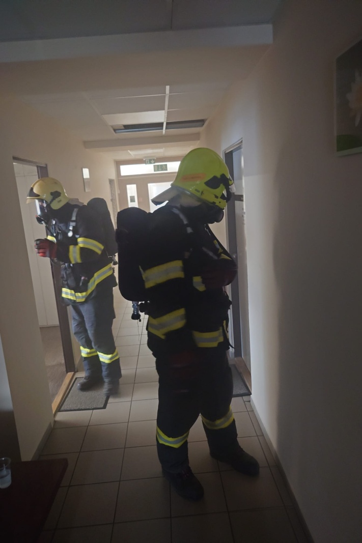 006-Cvičný požár na neratovickém městském uřadu v Kojetické ulici.jpeg