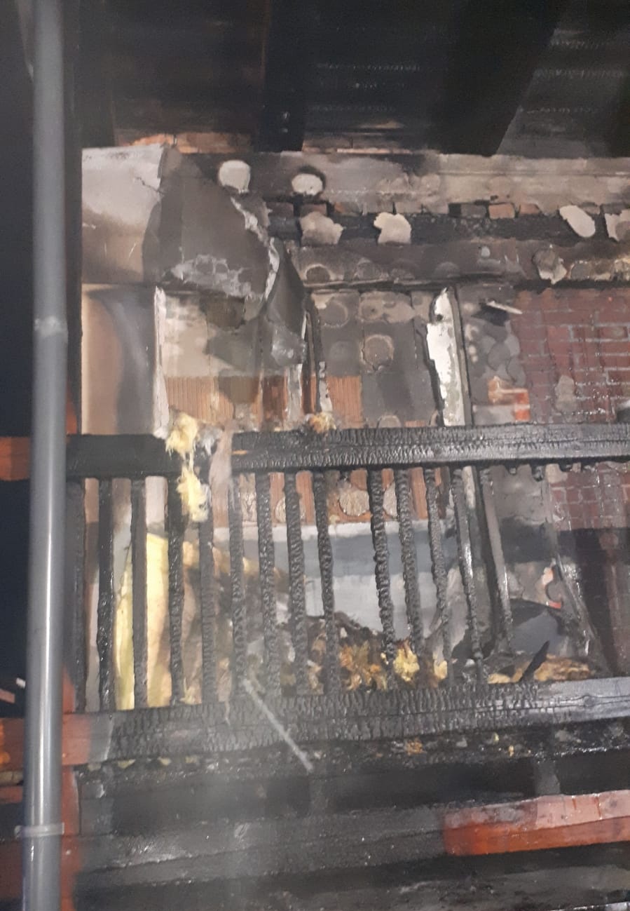 006-Ohořelá část dřevěné verandy.jpg