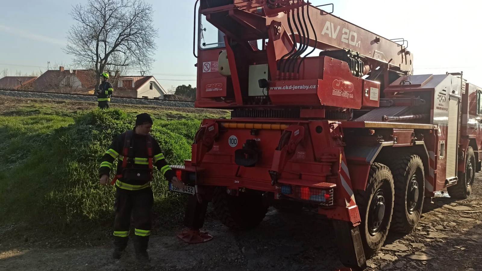 006-Osobní automobil v plavebním kanálu v Lužci nad Vltavou.jpg