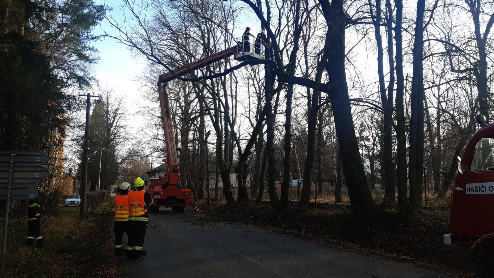006-Osov na Berounsku-hasiči motorovou pilou odřezávají strom zaklesnutý do jiného stromu .jpg