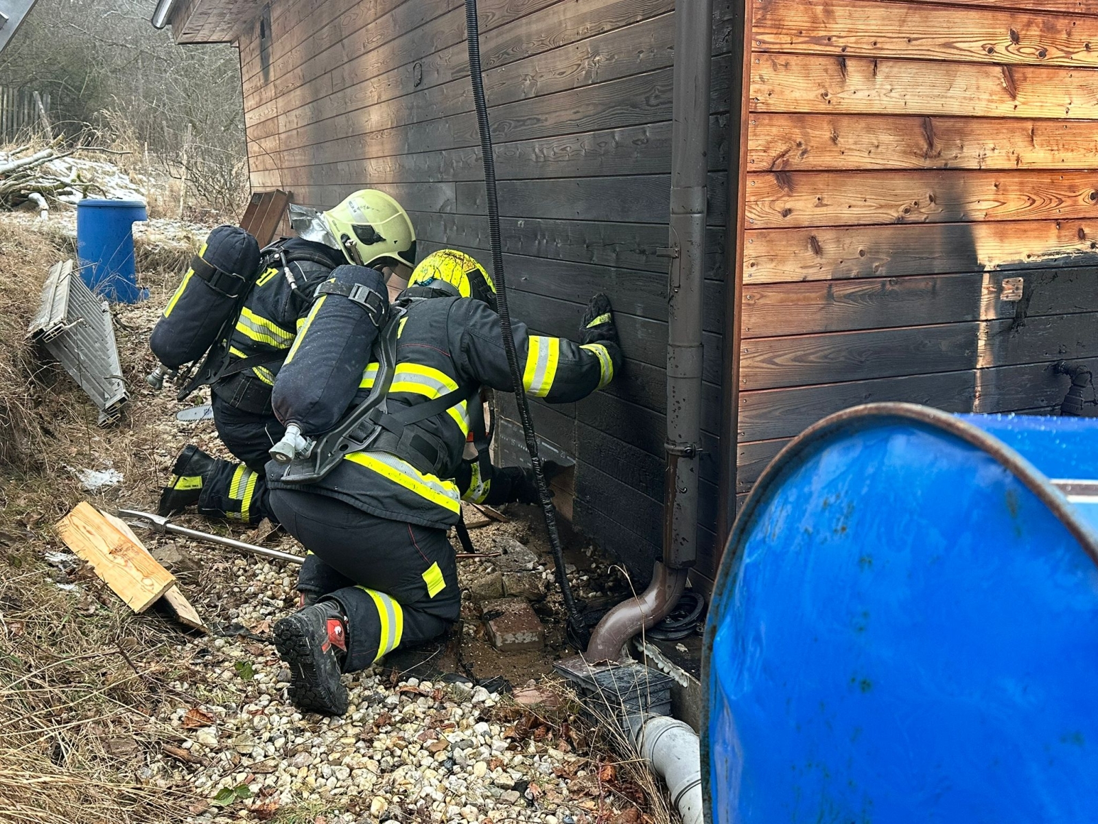 006-Požár dřevěné chaty v obci Kostelní Střimelice na Říčansku.jpeg