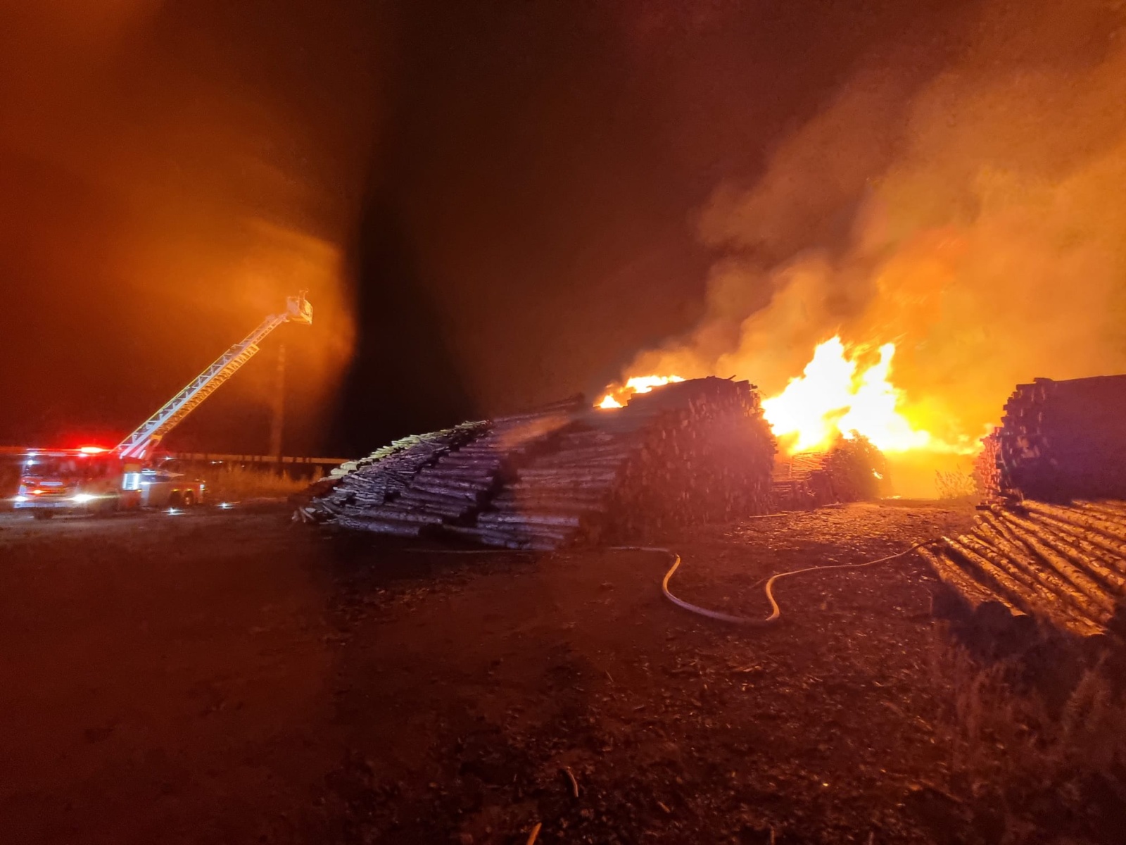 006-Požár hromady uskladněného dřeva v bývalém areálu Poldi Kladno.jpeg