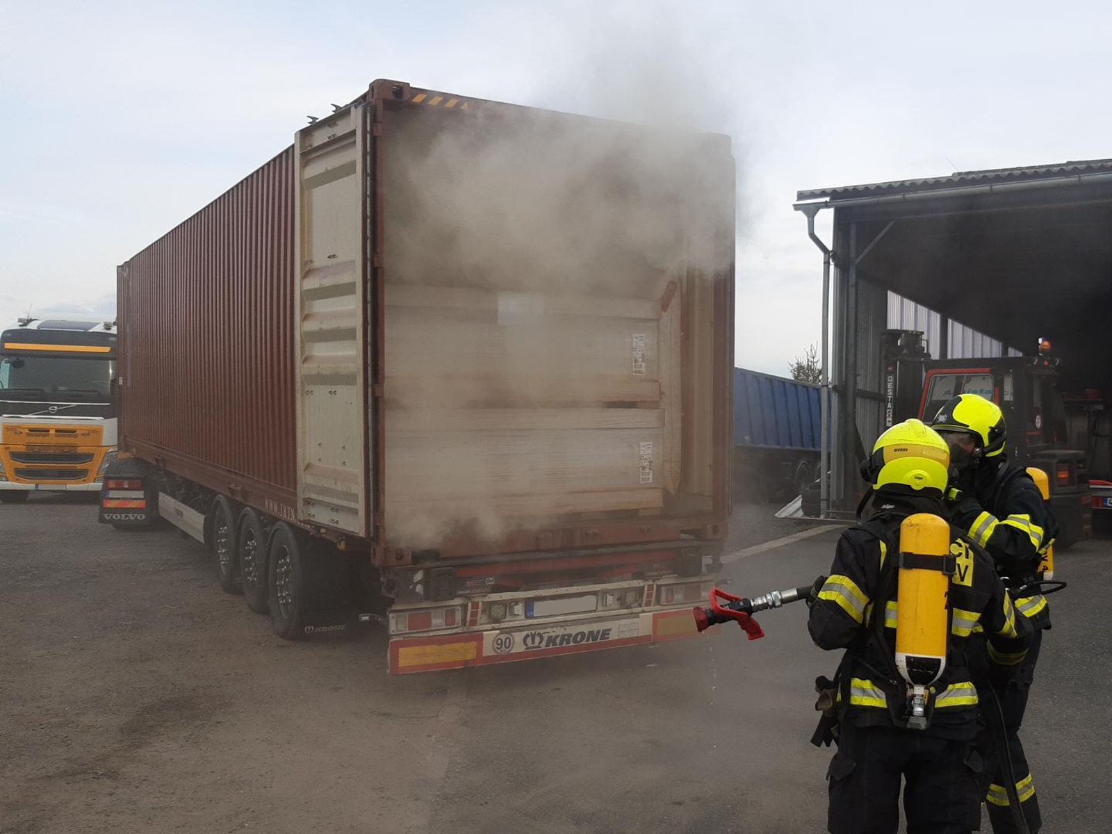 006-Požár kamionu na brněnské dálnici D1 u křižovatky Šternov na Benešovsku.jpg