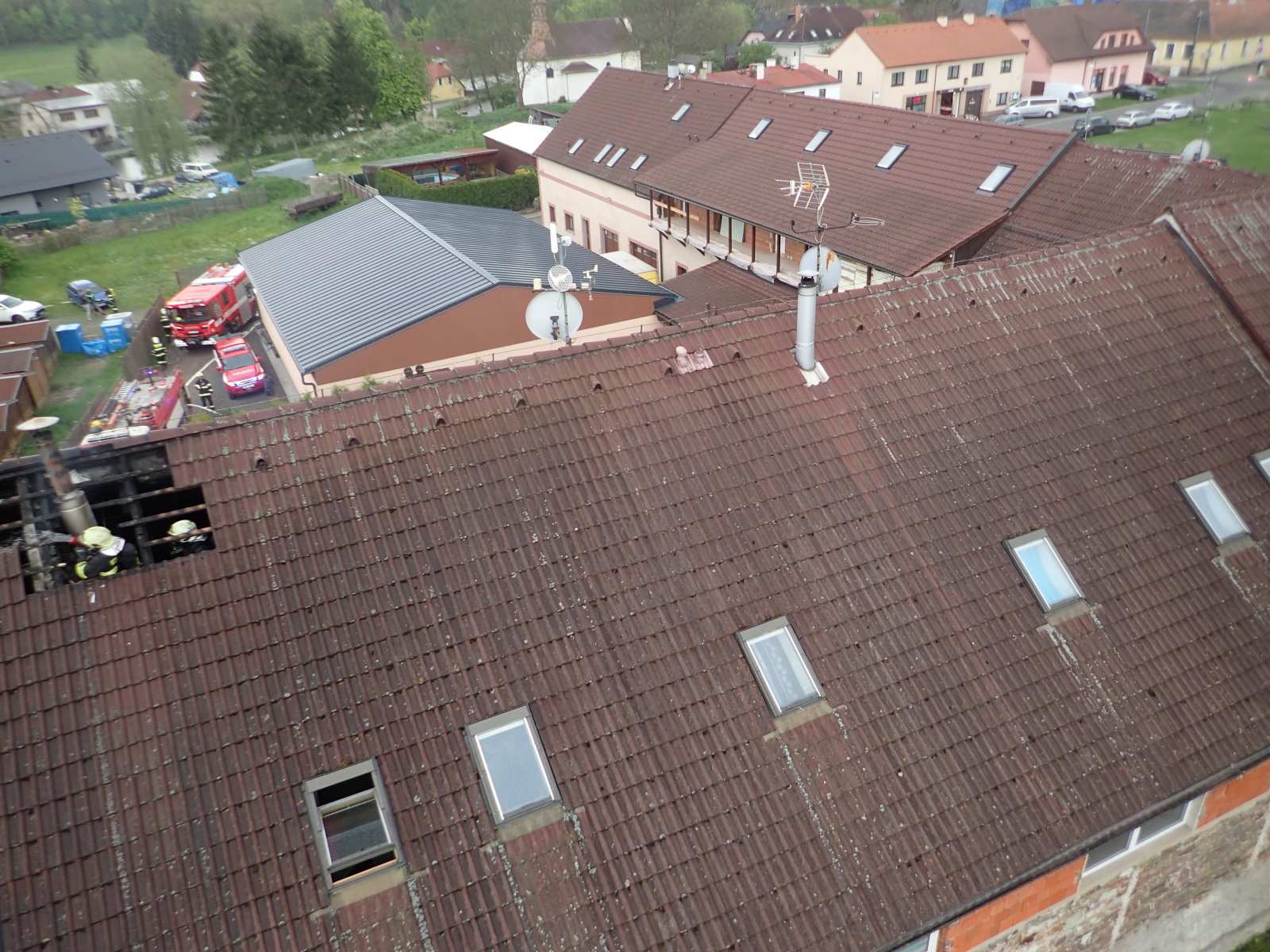 006-Požár půdního prostoru na bývalém statku v Trhových Dušníkách.JPG